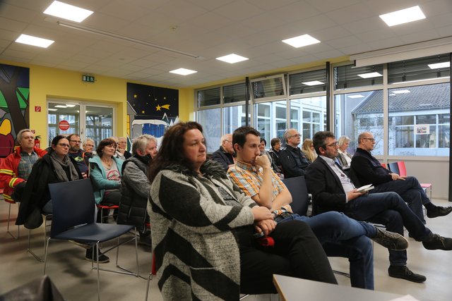 Aufmerksam verfolgten die Zuschauer die Hallenbad-Diskussion um den Hallenbad-Neubau. Foto: Schulte