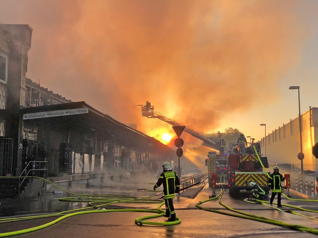 Der Lagerhallenbrand in der Wickingstraße beschäftigte die Kräfte der Feuerwehr beinahe einen ganzen Tag lang.