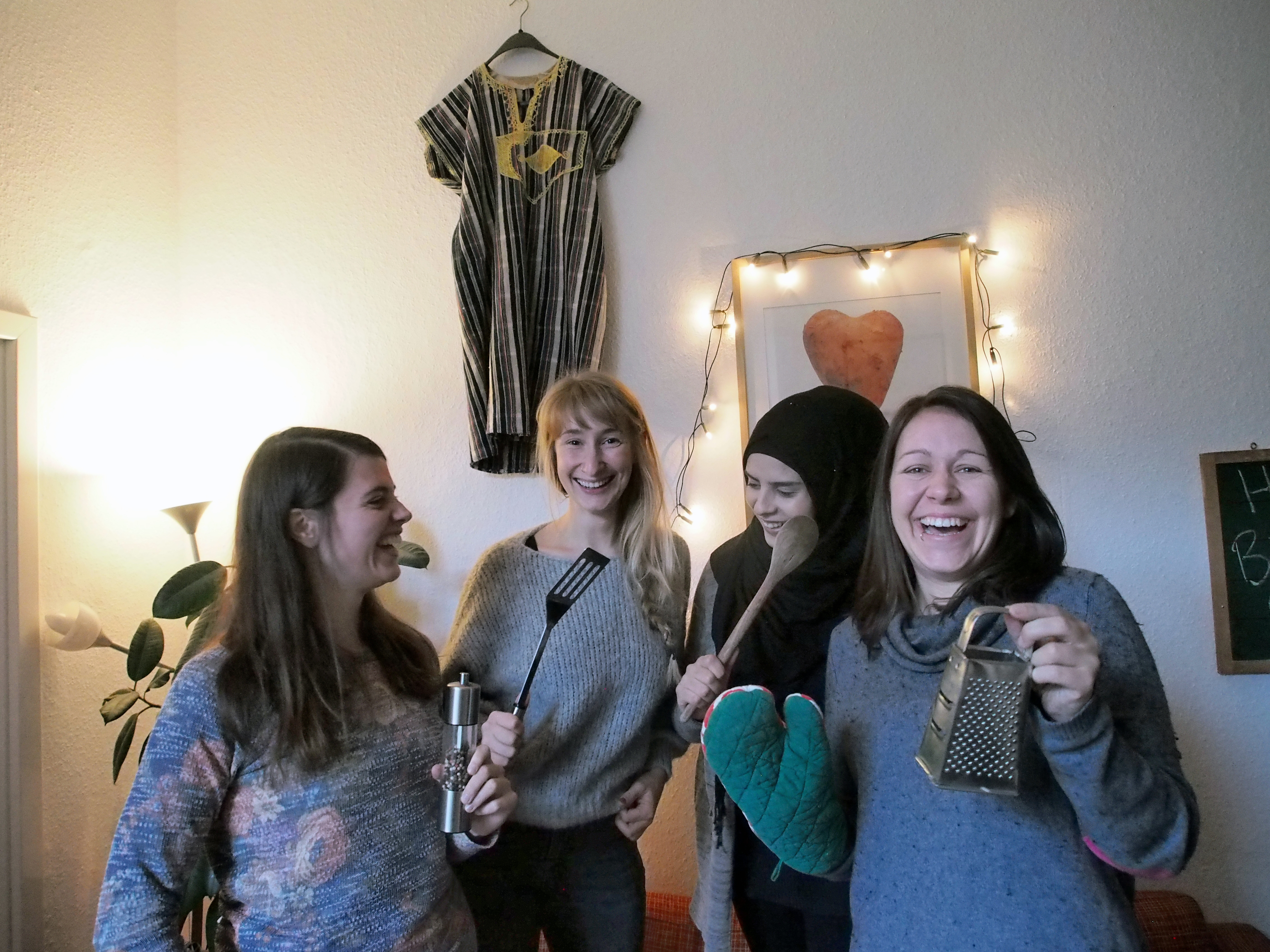 Beim "running dinner" können sich zugewanderte und "alt eingesessene" Frauen kennenlernen: Psychosoziales Zentrum der AWO, Lokal Willkommen, Sozialamt, Informationszentrum 3. Welt und Ehrenamtlerinnen bringt im Rahmen von drei Gängen sechs Frauen bei 12 Begegnungen zusammen.