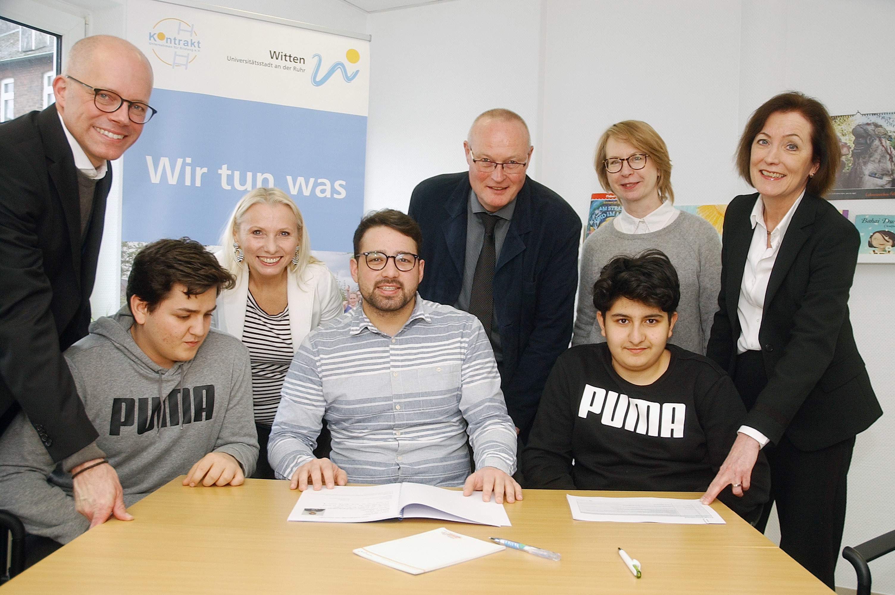Gemeinsam geht’s besser: Kontrakt-Jugendliche, Kontrakt-Mitarbeiter, Mitarbeiter der Stadt, Bürgermeisterin Sonja Leidemann und Evonik-Mitarbeiter ziehen an einem Strang.