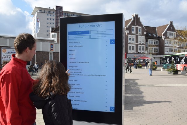 Die Stadtdisplays sind interaktiv. Wer die Anzeige berührt, gelangt direkt zur Suche mit allen registrierten Einzelhändlern, Dienstleistern und Gastronomen der Monheimer Lokalhelden.
Foto: Birte Hauke
