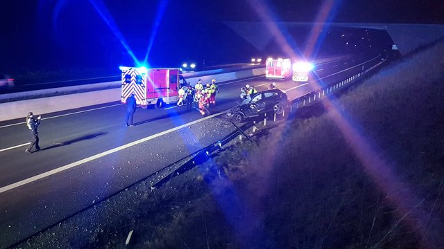 Während des Einsatzes von Polizei und Rettungskräften war die Autobahn in Fahrtrichtung Düsseldorf voll gesperrt.