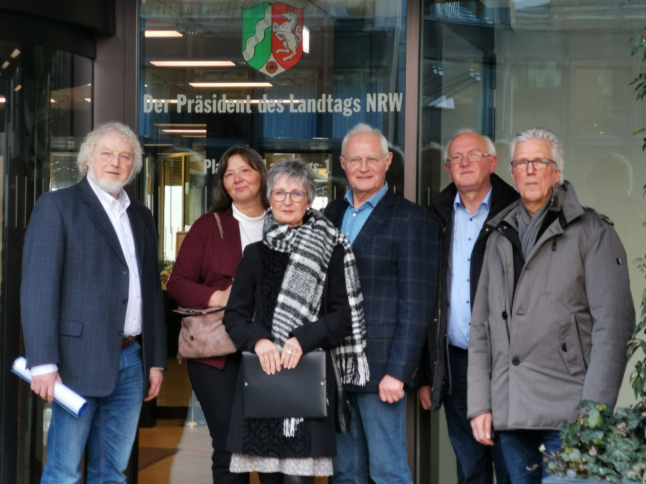 Vor dem Landtag: v. l. Dieter Haller, Melanie Gronau, Iris Jagoda, Dr. Leo Rehm, Johannes Hülsken und Wolfgang van Laak