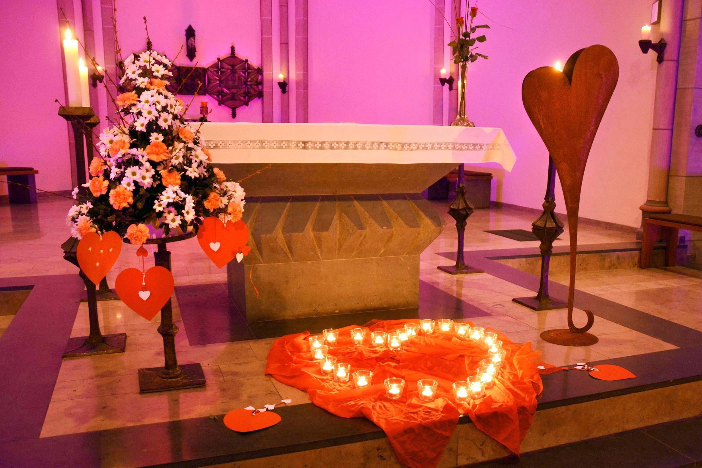 Mit Blumen und allerhand sonstigen passenden Deko-Elementen hatte man zum Valentins-Segnungsgottesdienst den Altarraum der Brackeler Pfarrkirche geschmückt.