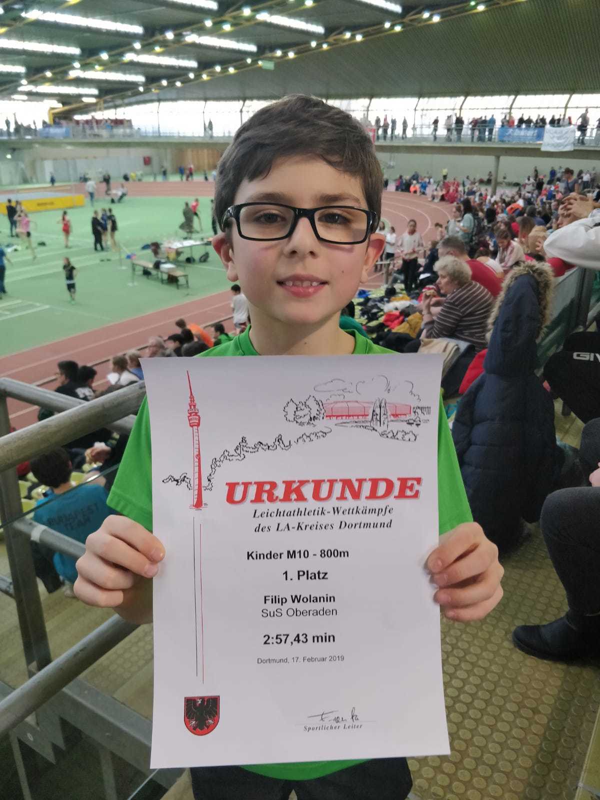 Filip Wolanin zeigt stolz seine Urkunde mit dem Ersten Platz und mit einer neuen persönlichen Bestleistung.