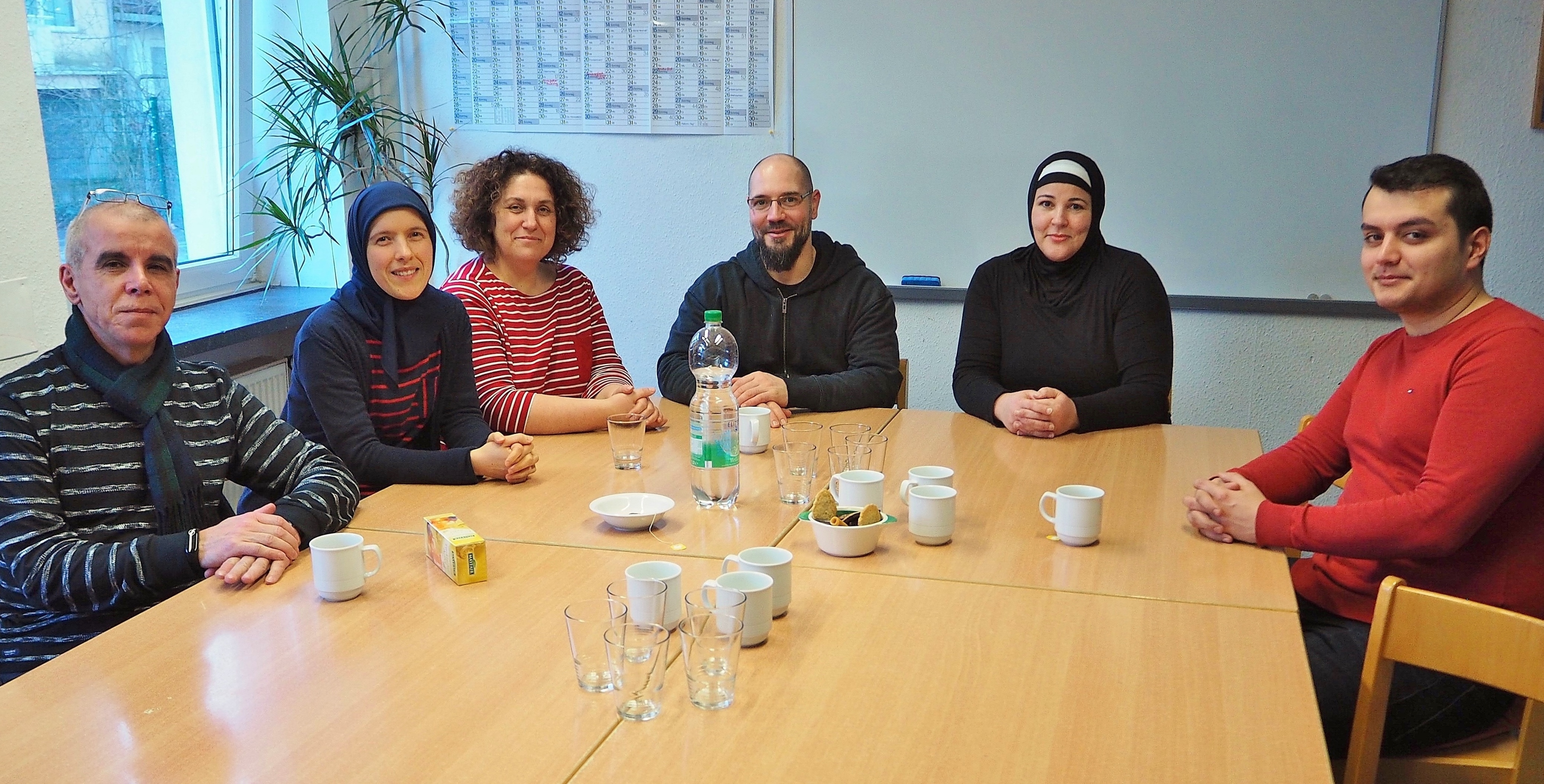 Akteure im Treffpunkt Altendorf (v. links n. rechts): Mariusz Wislocki (Gruppenleiter), Ricarda Fischer (Amt für Stadterneuerung), Despina Paraskevoudi-Wilbert (Diakoniewerk), Stefan Schömann (Jugendamt), Fatima Asanay (Gruppenleiterin), Engin Filinte (Musiklehrer).