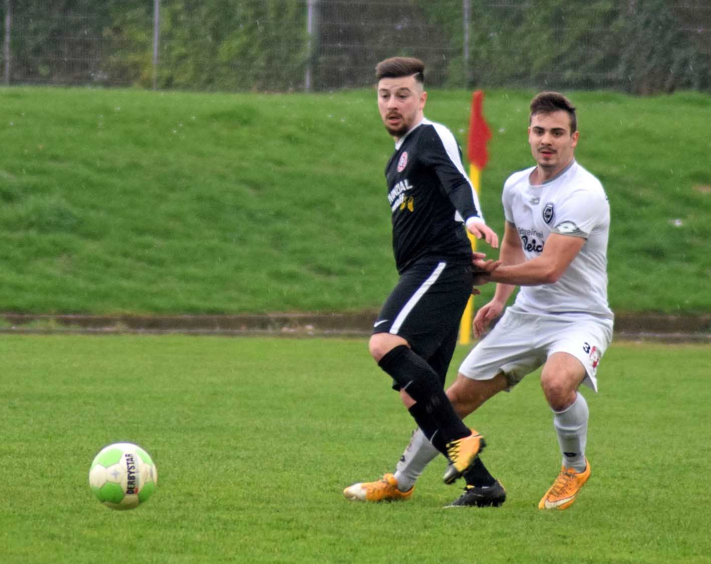 Der Einsatz von Joshua Schroven (rechts) für SW 08 in Wanne ist fraglich. Foto: Peter Mohr