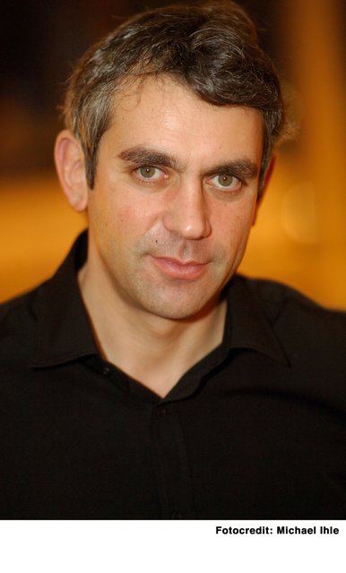 Am Dienstag, den 19. März um 19 Uhr ist der Schriftsteller Wladimir Kaminer mit einer Lesung aus seinem Bestseller „Ausgerechnet Deutschland“ zu Gast in der VHS.