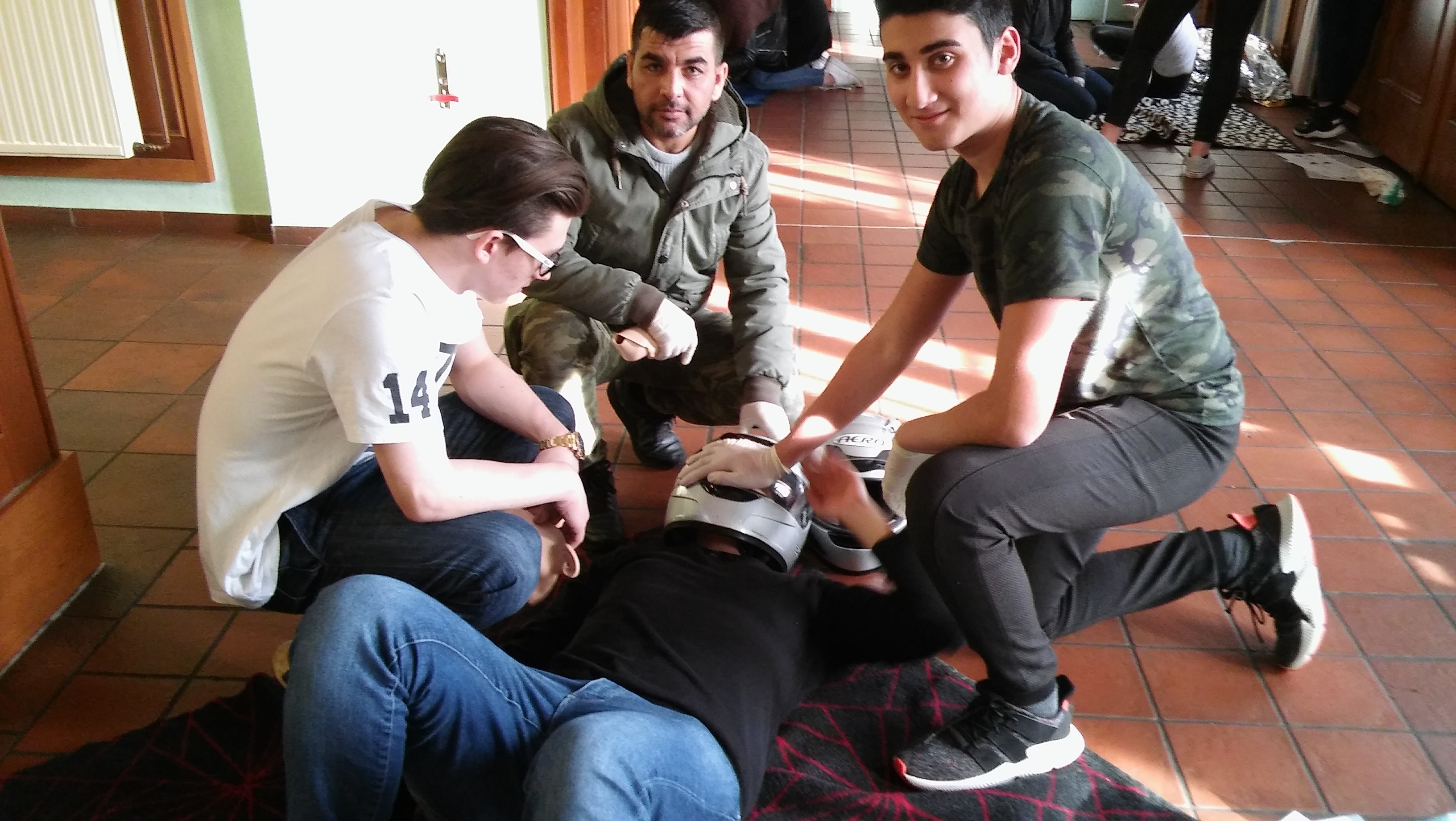 Erste-Hilfe-Kurs an der Willy-Brandt-Gesamtschule: Mit Freunden macht Lernen noch mehr Spaß. Foto: Christina Bautz