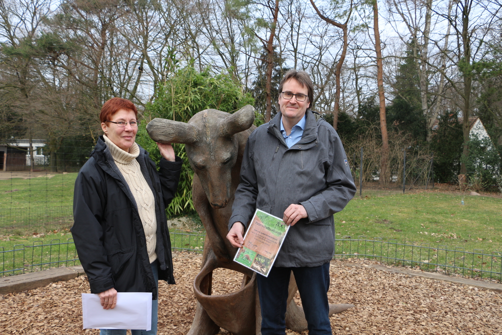 Verlängerung der Patenschaft: Birgitt Hackenberg (Zoo Dortmund) und Dr. Johannes Borbach-Jaene (Direktor der Stadt- und Landesbibliothek).