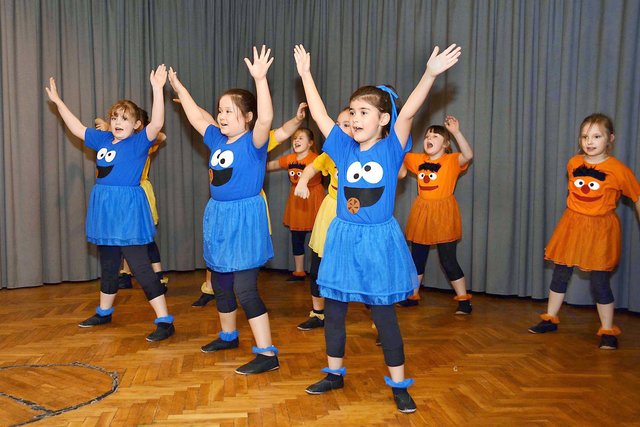 Das Krümelmonster, Ernie und Bert ließen grüßen. Die Mini-Wickis der KG Rot-Gold Wickede überzeugten auch die Älteren mit ihrem Tanz zur "Sesamstraße"