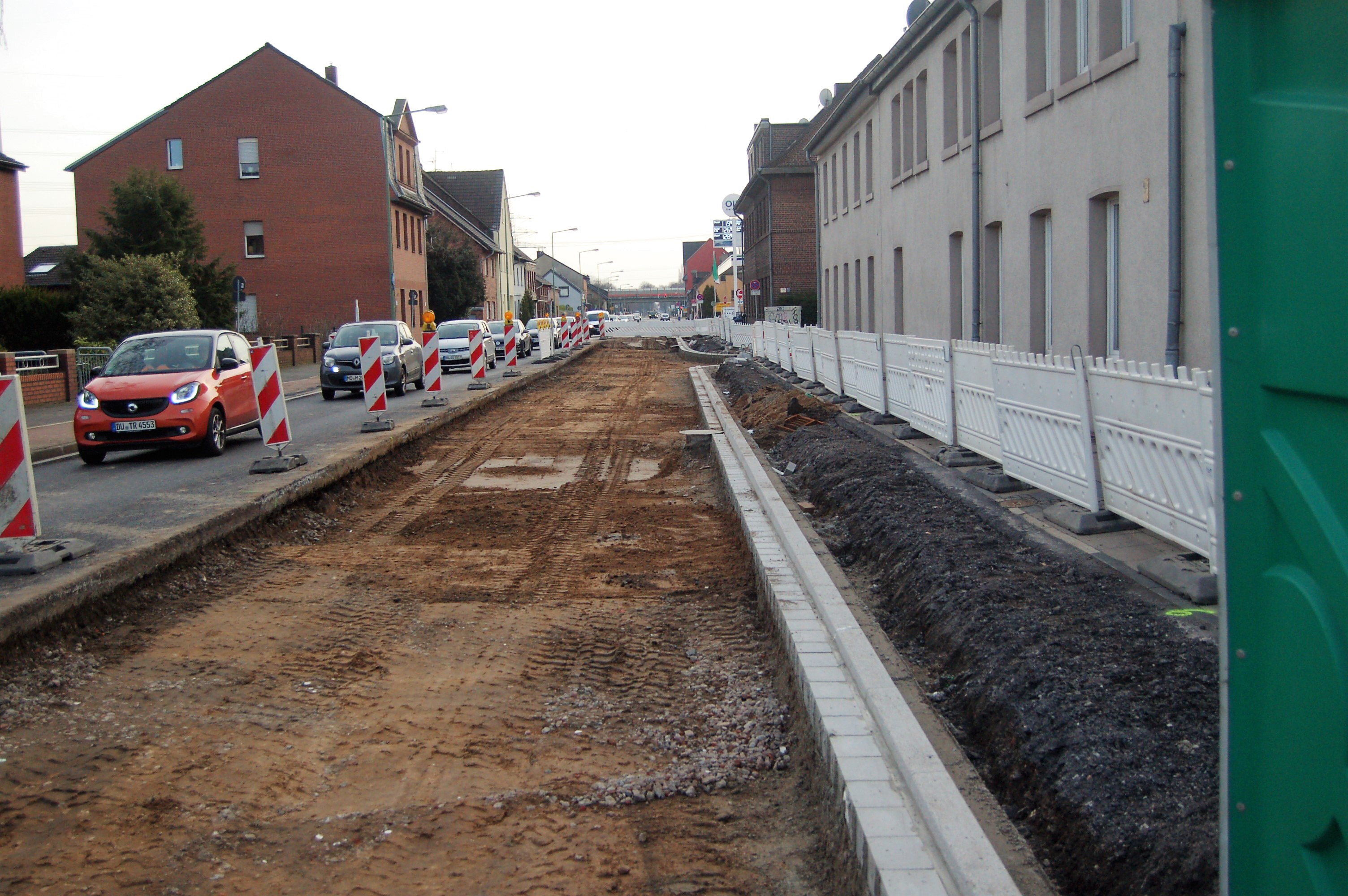 Höhe Blechwarenfabrik, Richtung Uerdingen. Noch ist nicht erkenntlich, dass schon in wenigen Tagen die nervenaufreibende Dauerbaustelle in Rumeln-Kaldenhausen passé sein wird.