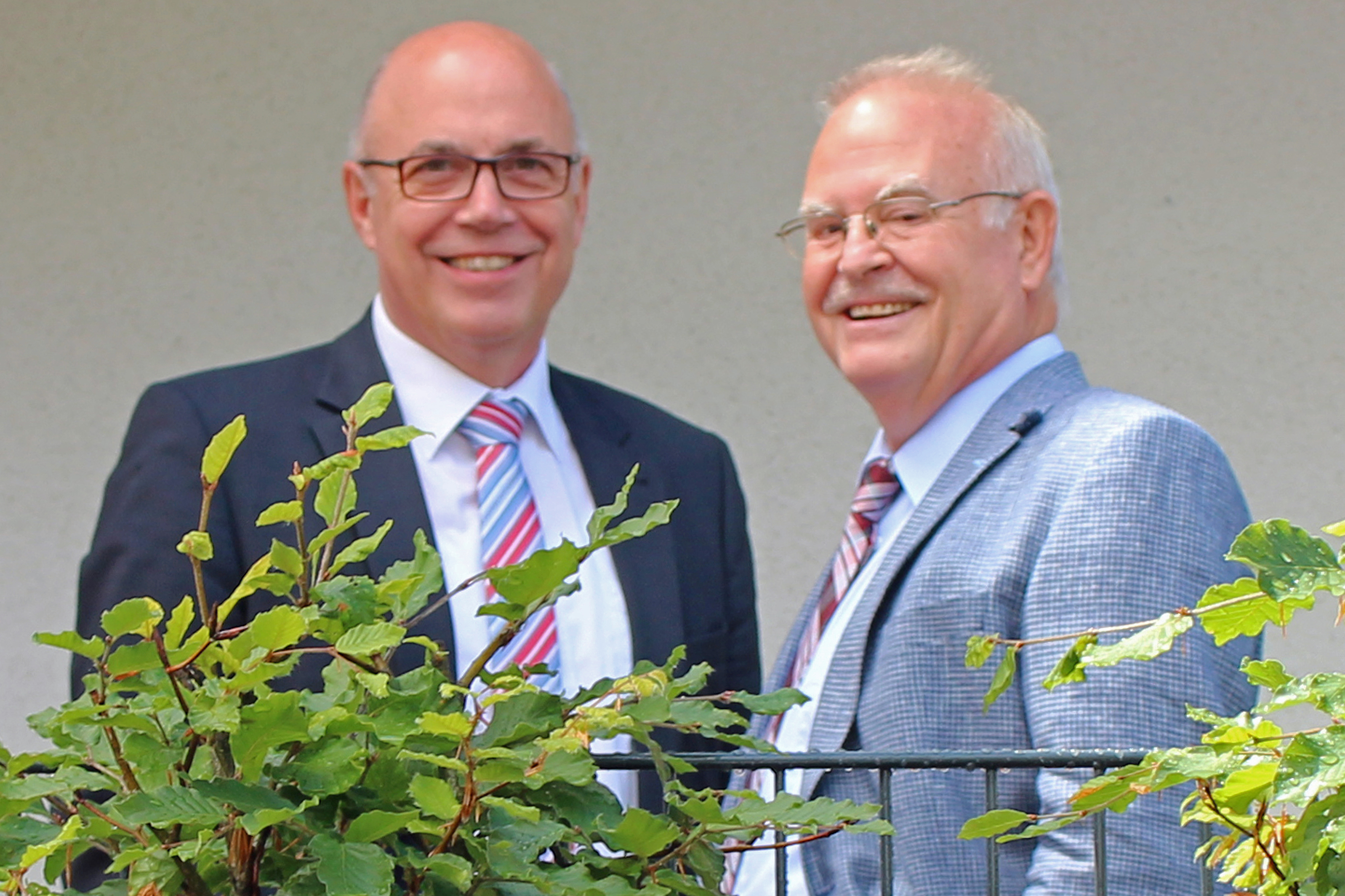 Fotoarchiv © Jürgen Thoms: Bei der Übergabe von 24 modernen Mehrgenerationen Wohneinheiten in der Weberstraße Unna Juni 2018 - Theodor Rieke (rechts), seit 2009 Vorsitzender des Aufsichtsrates, und Matthias Fischer, seit dem 1. Juli 2007 Geschäftsführer stehen auch im Jubiläumsjahr an der Spitze des kommunalen Wohnungsunternehmens UKBS