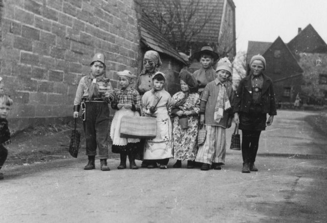 Diese Kinder feierten die Lütke Fastnacht 1960 in Rüthen-Drewer (Kreis Soest) mit einem Heischegang. Foto: LWL-Archiv
