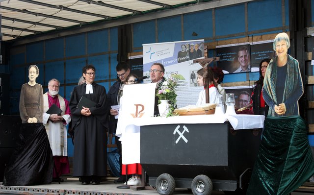 Der Tag der Neumühler Vereine, Schulen und Institutionen am 1. Mai wird stets mit einem ökumenischen Gottesdienst auf dem Marktplatz begonnen. Daran beteiligen sich immer viele Bürgerinnen und Bürger.