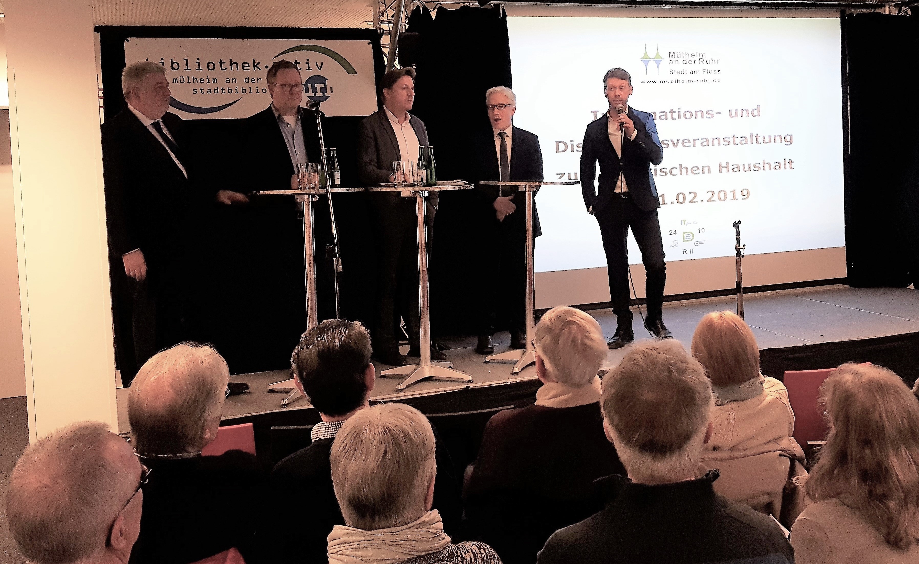 Diskussion rund ums Reizthema Grundsteuererhöhung mit Heinz Borchardt, Dieter Spliethoff, Tim Giesbert, Frank Mendack und Moderator Philipp Ortmann.
Foto: Henschke