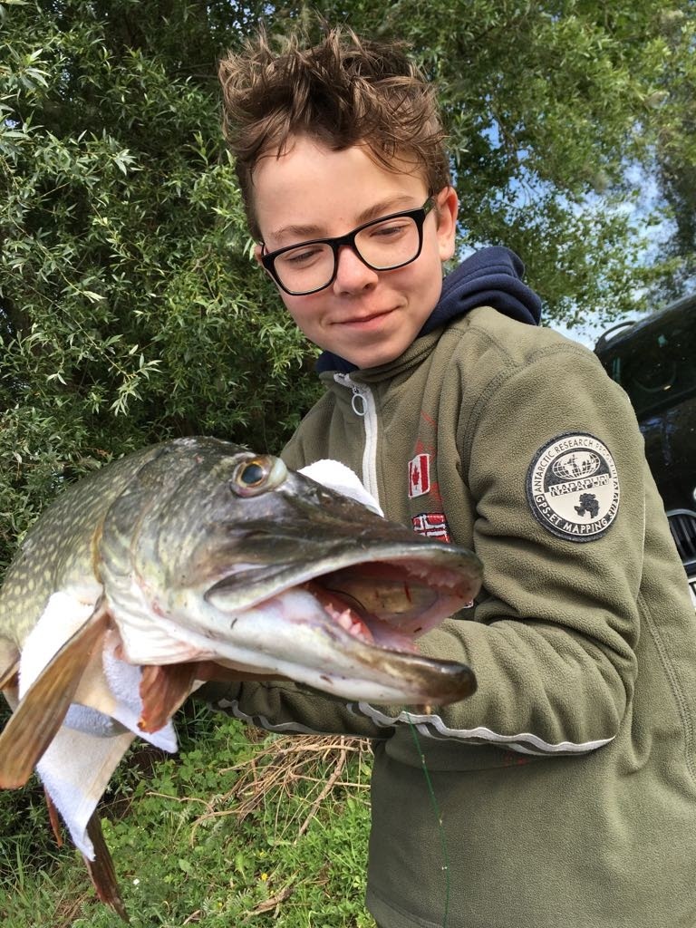 Kein Anglerlatein, diesen kapitalen Hecht hat Manuael Bronzel wirklich aus dem Wasser gezogen