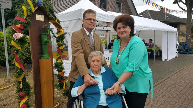 Die beiden Pumpenmeister Joachim Bucksteg und Christina Schoßler begrüssen das älteste Vereinsmitglied Helmi Tersluisen (95).