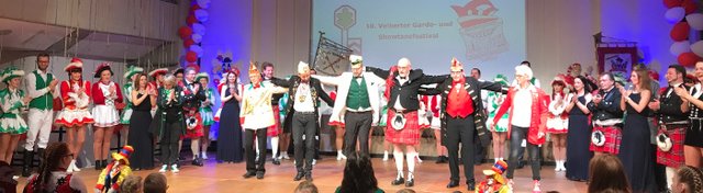Die Präsidenten der Velberter Karnevals-Vereine erfüllen ein Gebot des Prinzenpaar Dennis I. und Jessie I.