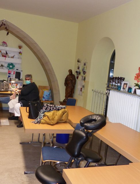 Behandlungsliegen und -stühle, das ganze Equipment: Jeden Mittwoch muss neu aufgebaut werden.