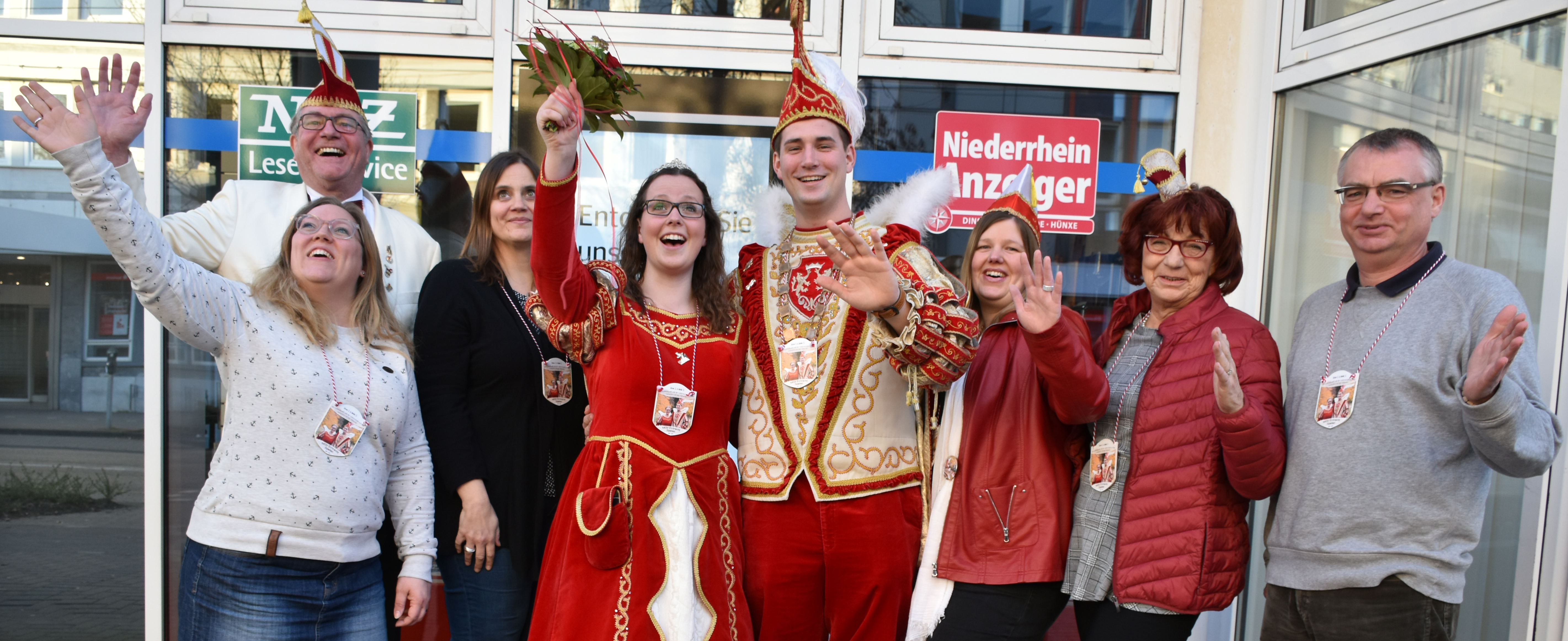 Peter Anton Becker (Vorsitzender des MGV "Eintracht" Spellen), Lisa Peltzer (Redaktionsleiterin NA), Petra Keßler (Redakteurin NRZ), Prinzessin Meike I., Prinz Kevin I., Hofdame Jenny Heckes, Hofdame Martina Awather und Michael Turek (Redaktionsleiter NRZ) übten schon einmal gemeinsam ein kräftiges "Helau!".