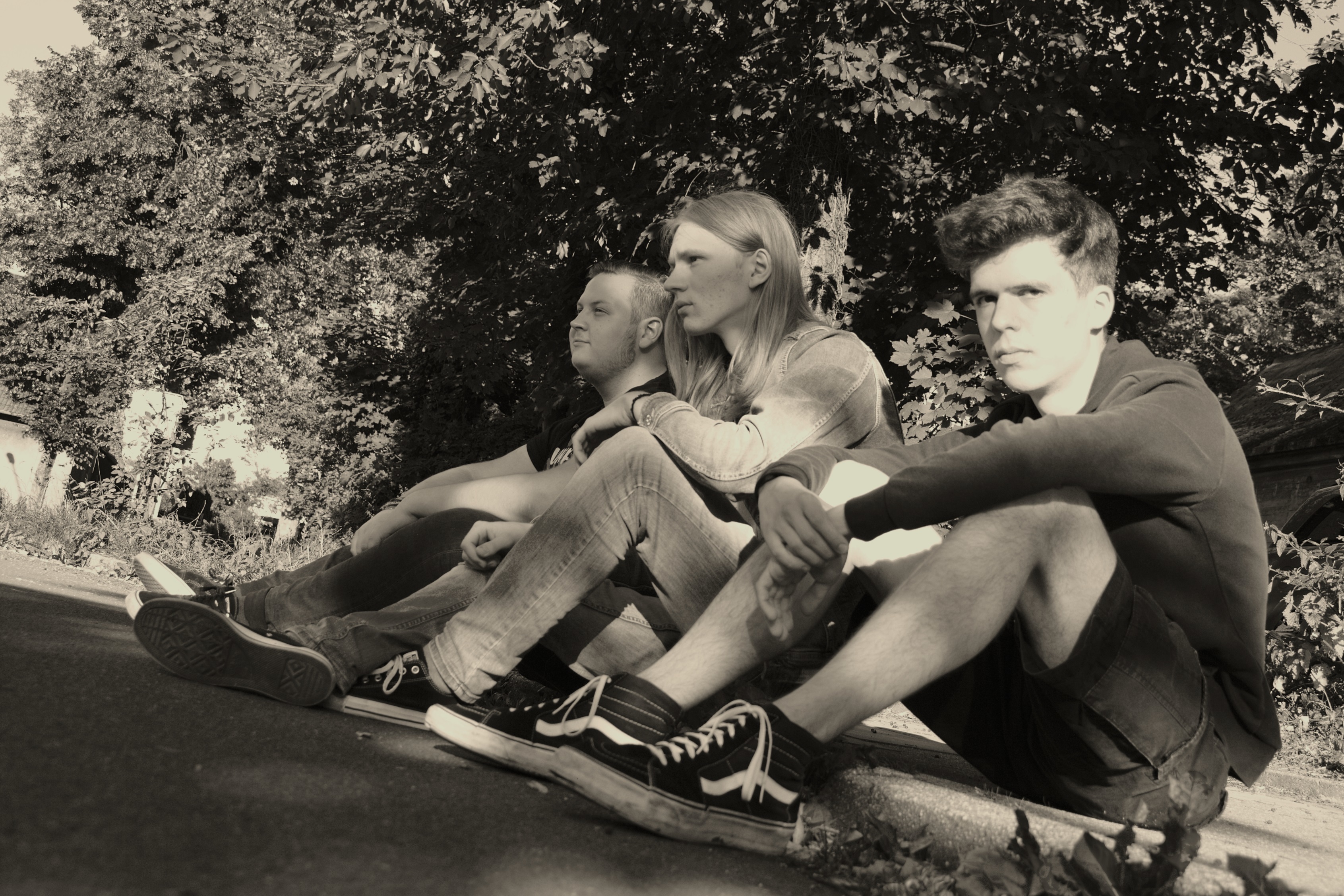 Musizieren als Disintegrated auf den Bühnen Gelsenkirchens: Schlagzeuger Noah Dörnemann, Sänger und Gitarrist Lukas Köhnen und Bassist Niklas Hörning.