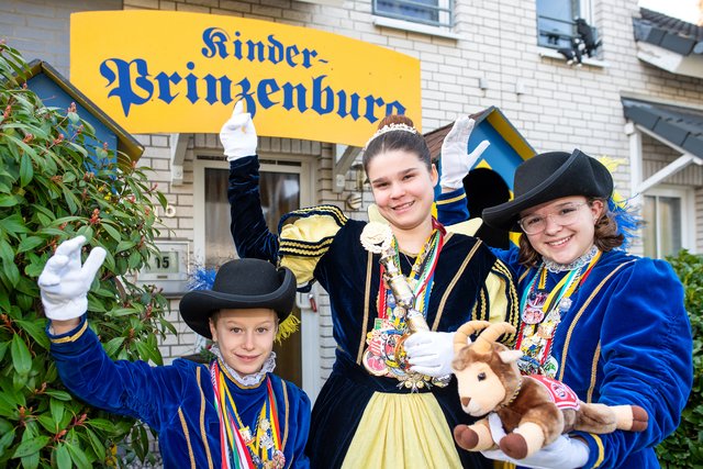 Prinzessin Carina-Zoe (Mitte), Pagin Vivien und Page Piet vor ihrer Kinderprinzenburg. Von dort aus starten sie zu ihren Auftritten: ^Fotos: Stefan Pollmanns