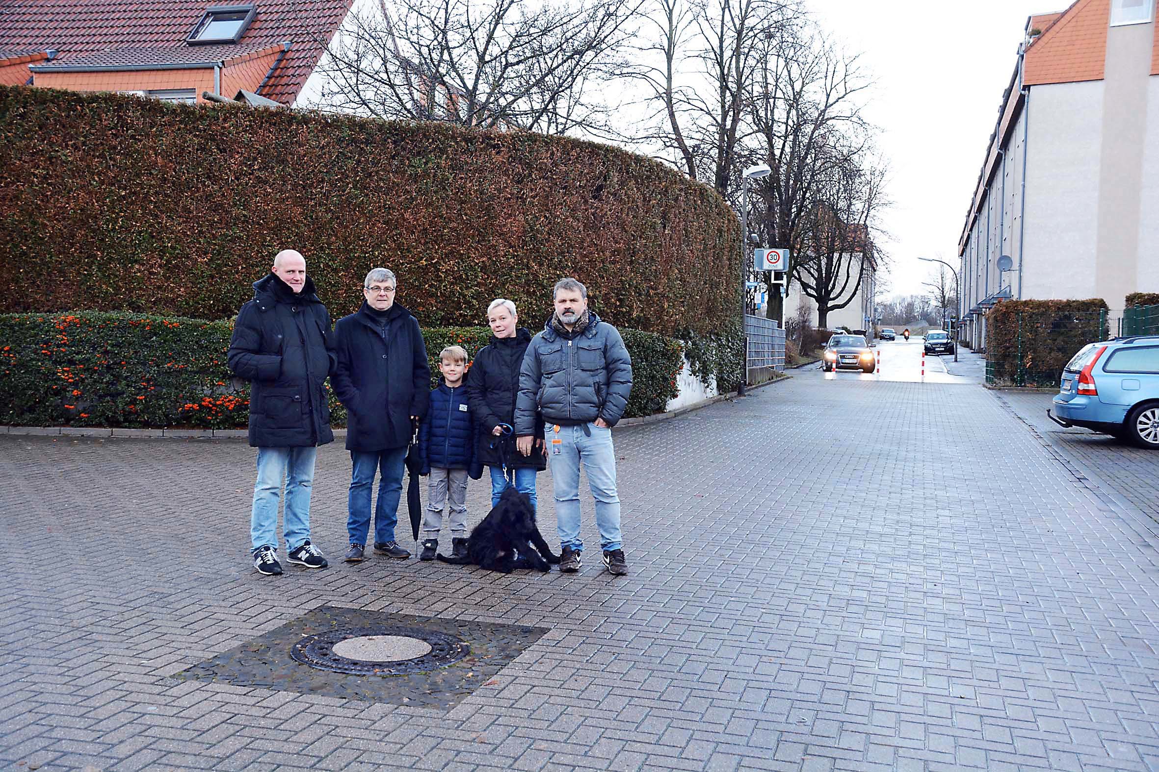 Anwohner des Zwergwegs in Kemminghausen um Jens Joppien (r.) wollen, dass der Zwergweg nicht wieder für den Durchgangsverkehr geöffnet wird. Andere sind dafür.