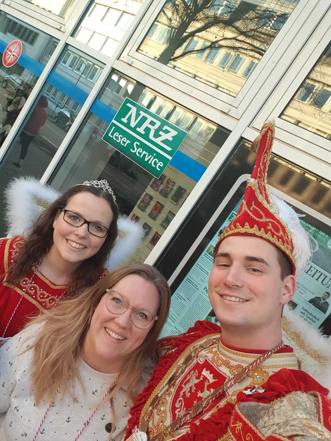 Lisa Peltzer, Redaktionsleiterin NA, wird kurzerhand für ein Selfie in die Mitte genommen.