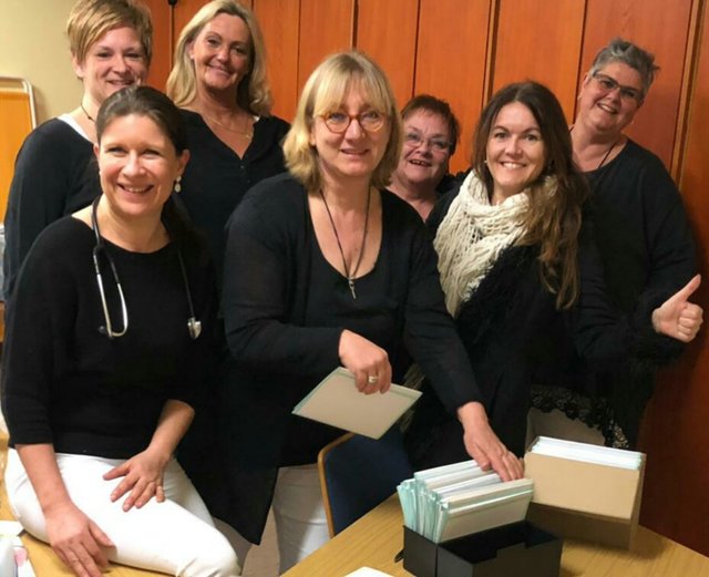 Daumen hoch für diesen Einsatz: 1. Reihe v.l.: Dr.-Ing. Heike Goebel (Heilpraktikerin), Anja Hucke (Heilpraktikerin), Claudia Kornicki (Berichterstattung); 2. Reihe v.l.: Alexandra Nau (Heilpraktikerin), Henriette Huth (Heilpraktikerin), Barbara Bohmeyer (Heilpraktikerin), Britta Streu (Podologin); auf dem Bild fehlen noch: Brigitte Koch (Psychologische Beraterin) und Greta Pfundt (Medizinstudentin) | Foto: "Naturheilpraxis ohne Grenzen e.V."