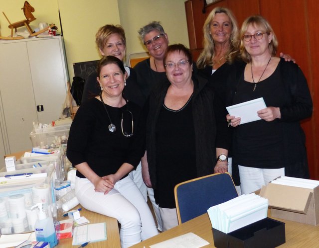 Das Team an diesem Abend vor Ort: 1. Reihe v.l.: Dr.-Ing. Heike Goebel (Heilpraktikerin), Barbara Bohmeyer (Heilpraktikerin), Anja Hucke (Heilpraktikerin); 2. Reihe v.l.: Alexandra Nau (Heilpraktikerin), Britta Streu (Podologin), Henriette Huth (Heilpraktikerin); auf dem Bild fehlen: Brigitte Koch (Psychologische Beraterin) und Greta Pfundt (Medizinstudentin)