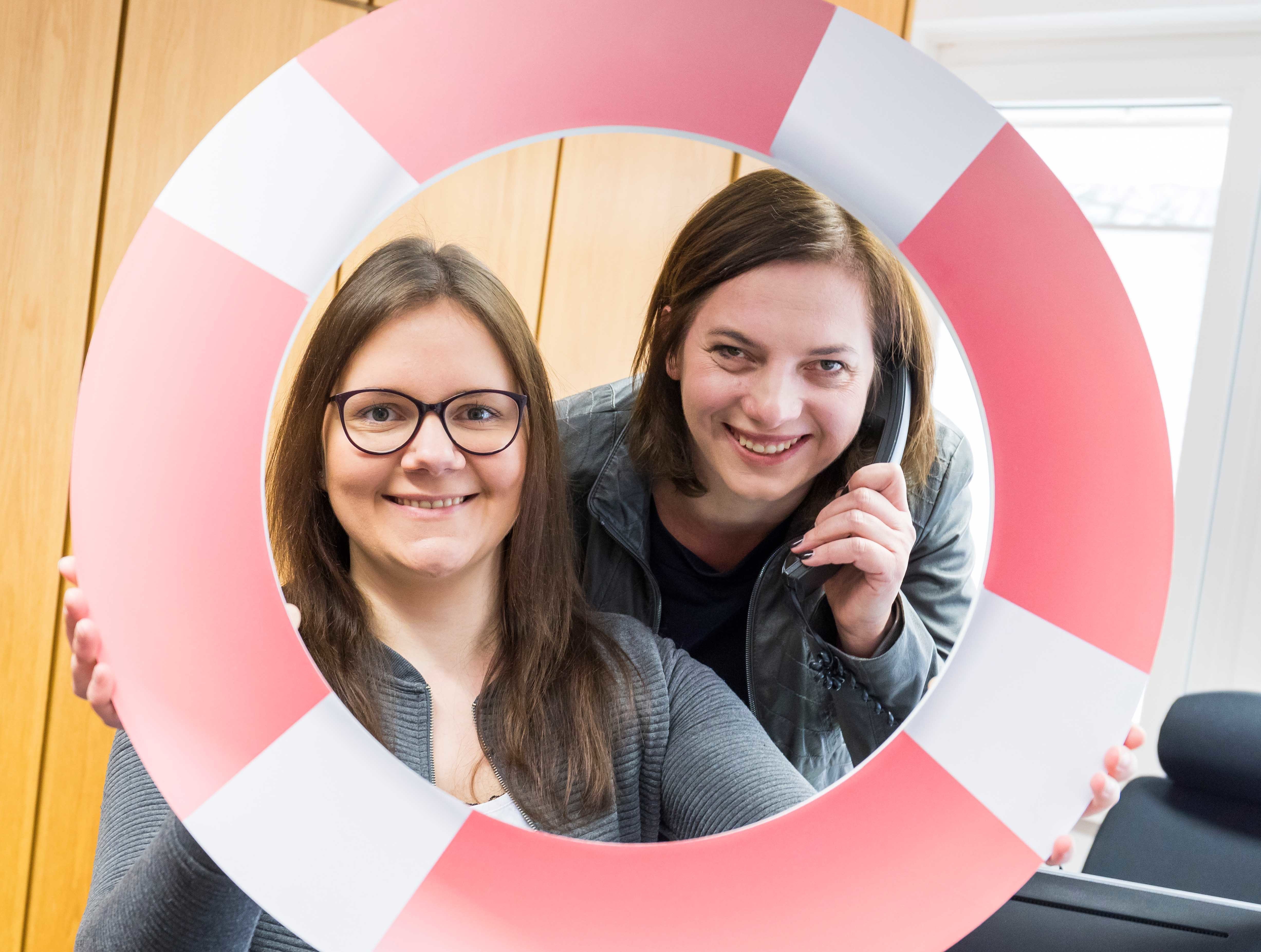 Neue Ansprechpartnerinnen für Wittener Bürger in Notsituationen: Laura Pohl (l.) und Azerina Schulz, Sozial- und Pflegemanagerinnen der Soforthilfe Witten.