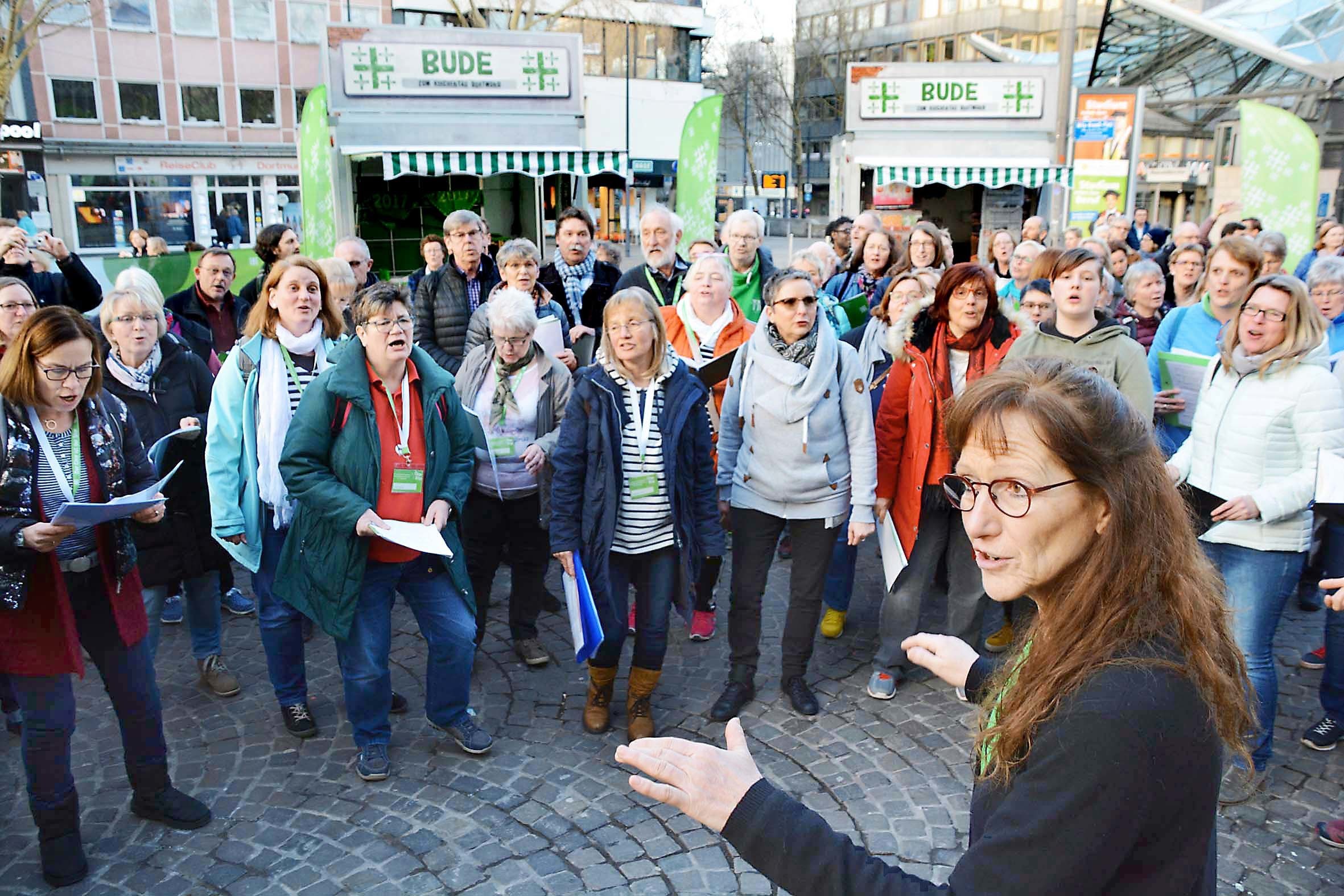 An der Kirchentagsbude und im Reinoldiforum können sich ehrenamtliche Helfer und Anbieter für Quartiere persönlich melden.