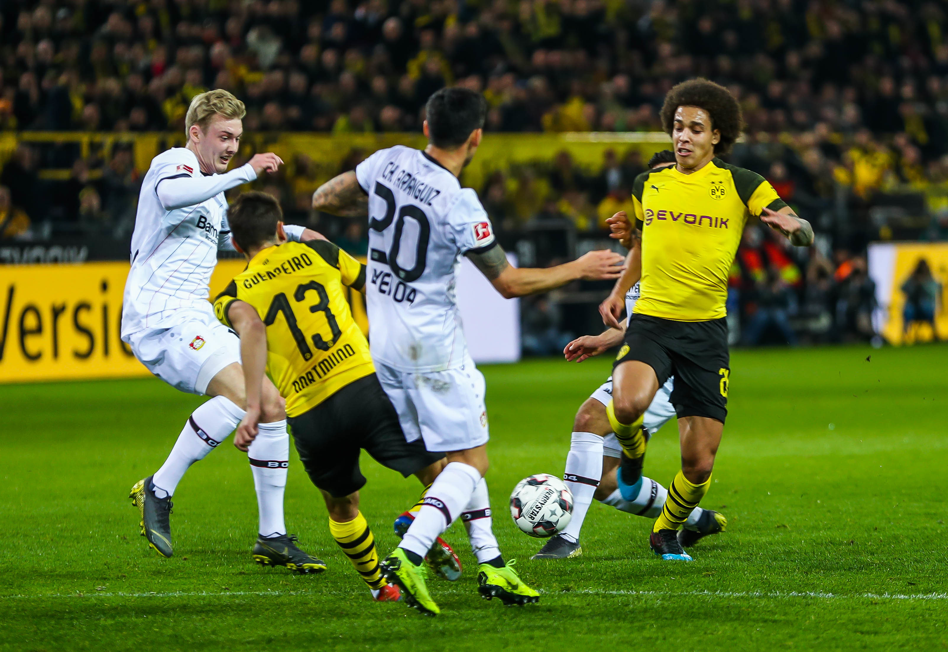 Borussia Dortmund Bayer 04 Leverkusen lieferten sich ein wildes und torreiches Spitzenspiel, an dessen Ende sich der Tabellenführer BVB knapp durchsetzte.