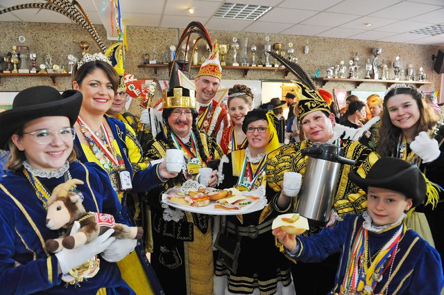 Das Berghausener Dreigestirn - Prinz Sasa, Bauer Babs und Jungfrau Frieda (m.) - feierte beim Prinzenfrühstück ausgelassen mit seinen Gästen. Foto: Michael de Clerque