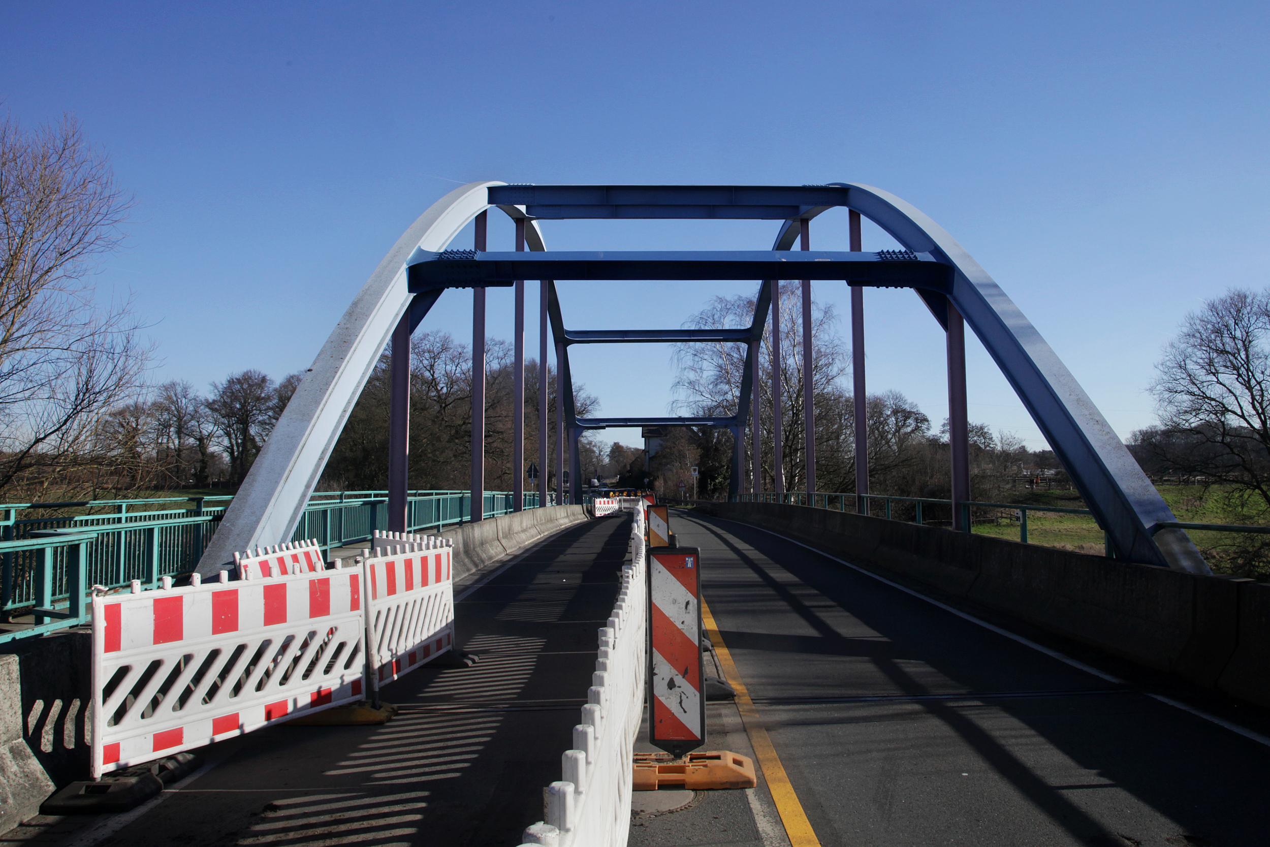 Die Lippebrücke zwischen Bork und Waltrop ist zurzeit zur Hälfte gesperrt, eine Ampel regelt den Verkehr.
