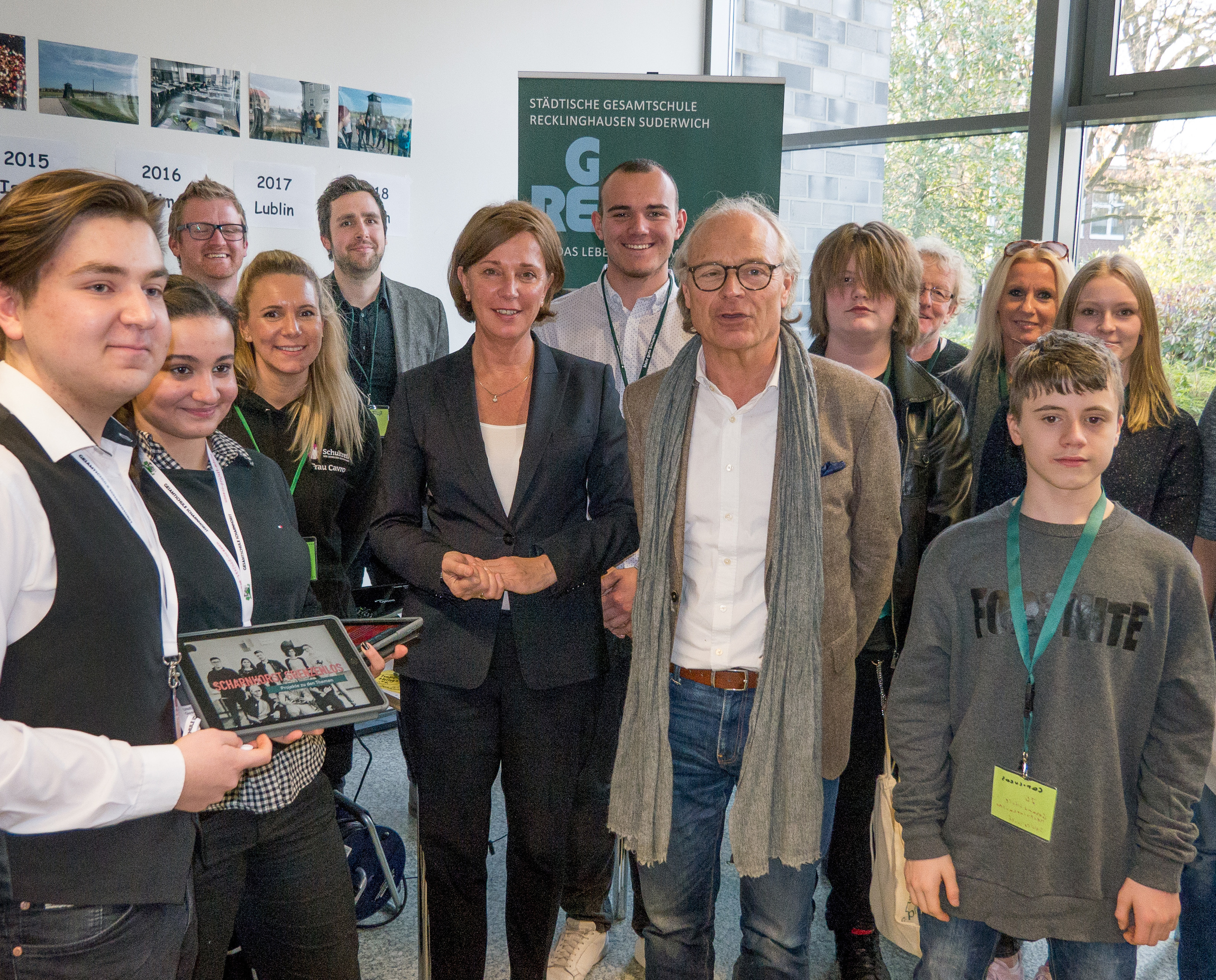 Ministerin Yvonne Gebauer und Dr. Jan Hofmann von "demokratische handeln" (Mitte) mit Schülern und Lehrern der Gesamtschule Suderwich und der Gesamtschule Dortmund Scharnhorst. Hintere Reihe von links: Mike Kochstädt, Matthias Flüß, Leon Dwinger und Felix Sievert. Vorne rechts: Can Geduhn. ^Foto: