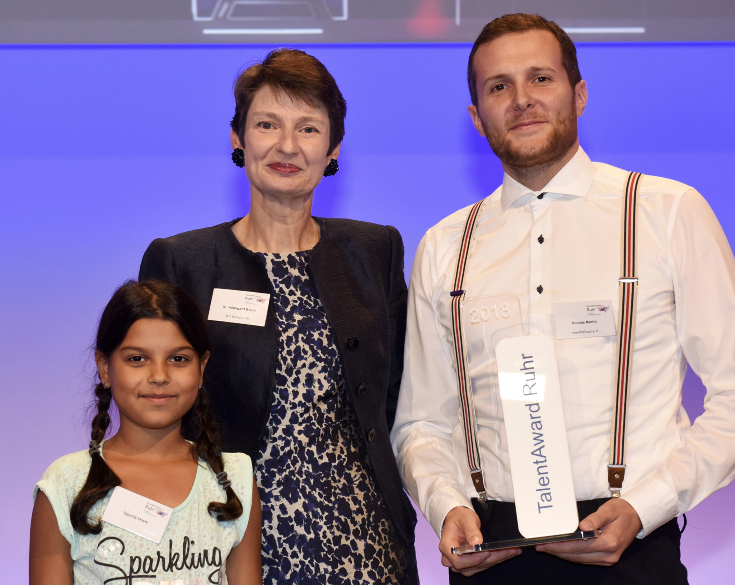 Unser Foto zeigt: Nicolas Martin, Preisträger des TalentAward Ruhr 2018, mit Laudatorin Dr. Hildegard Bison, Mitglied des Vorstands BP Europa SE, und Talent Djemila Idovic. Foto: TalentMetropole Ruhr