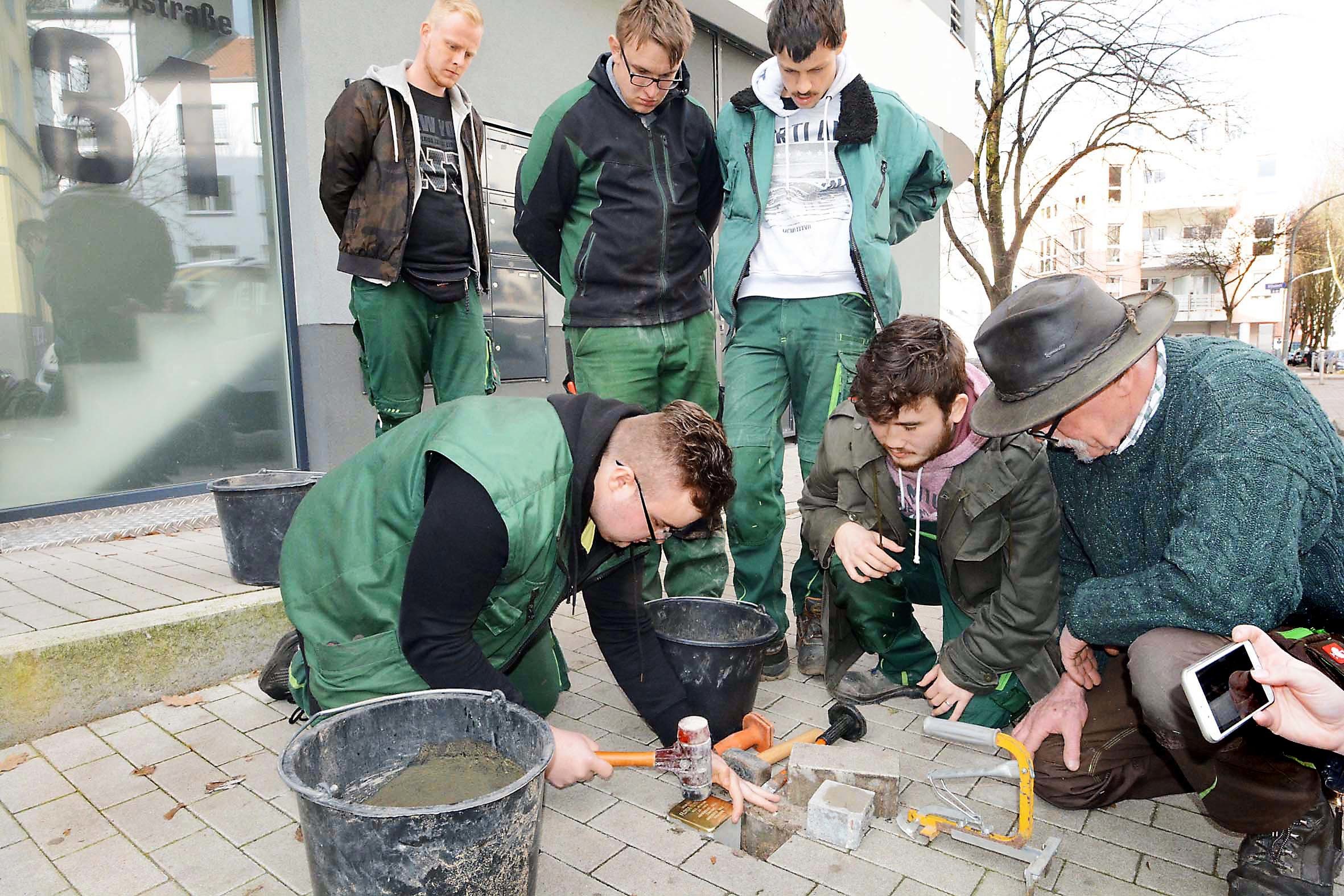 Auszubildende der Grünen Schule in der Friedrichstraße verlegten einen Stolperstein für Flora und Frieda Rosenthal.