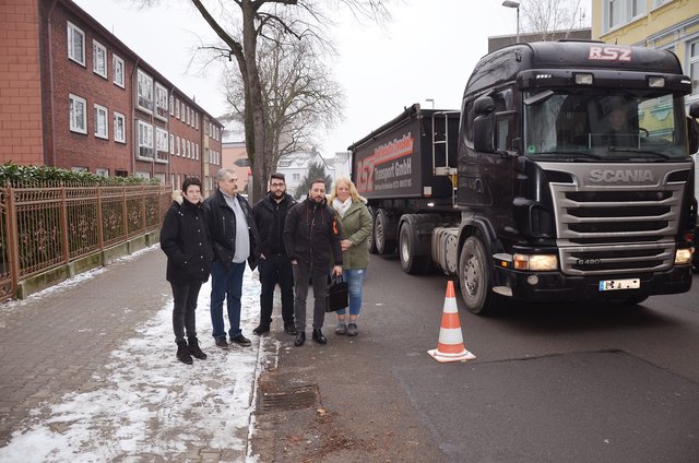 Mehreren Bürgern missfällt die Situation an der Bottroper Straße. Rechts: Sylvia Pleiss.
