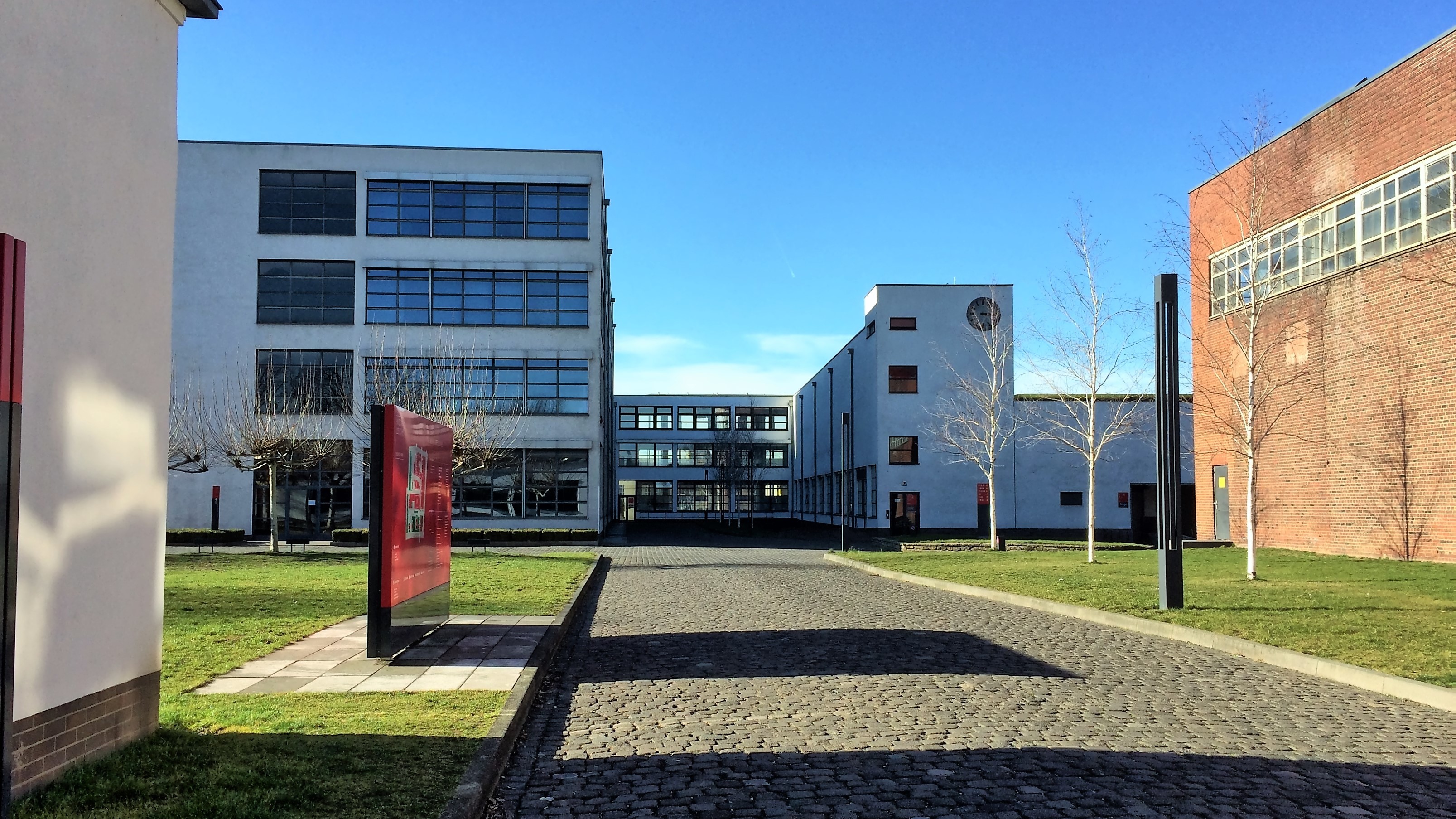 Der Business Park mit HE-Gebäude (links), Uhrenturm und Kesselhaus (rechts)