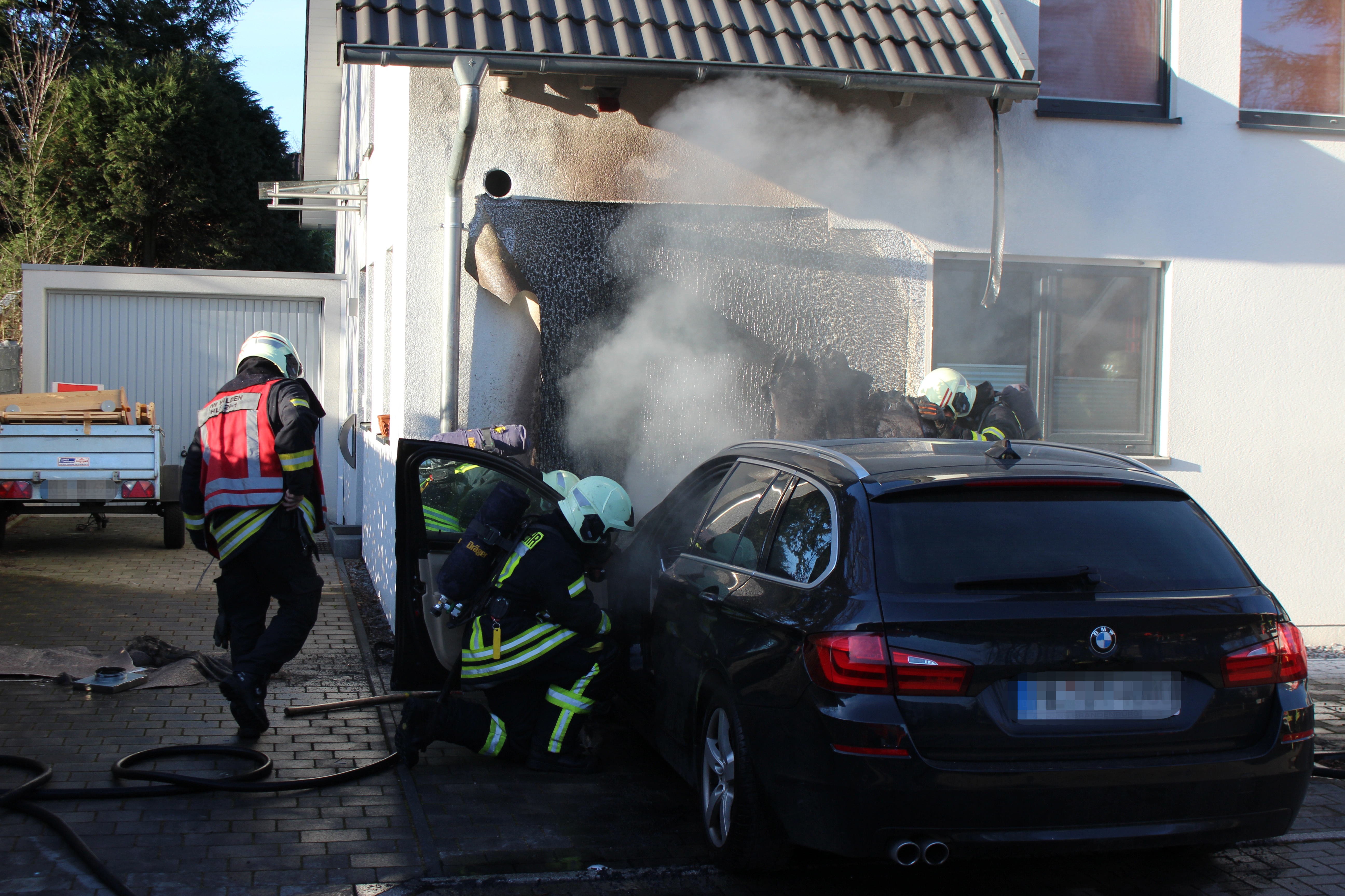 Der Brand begann im Motorraum des BMW.