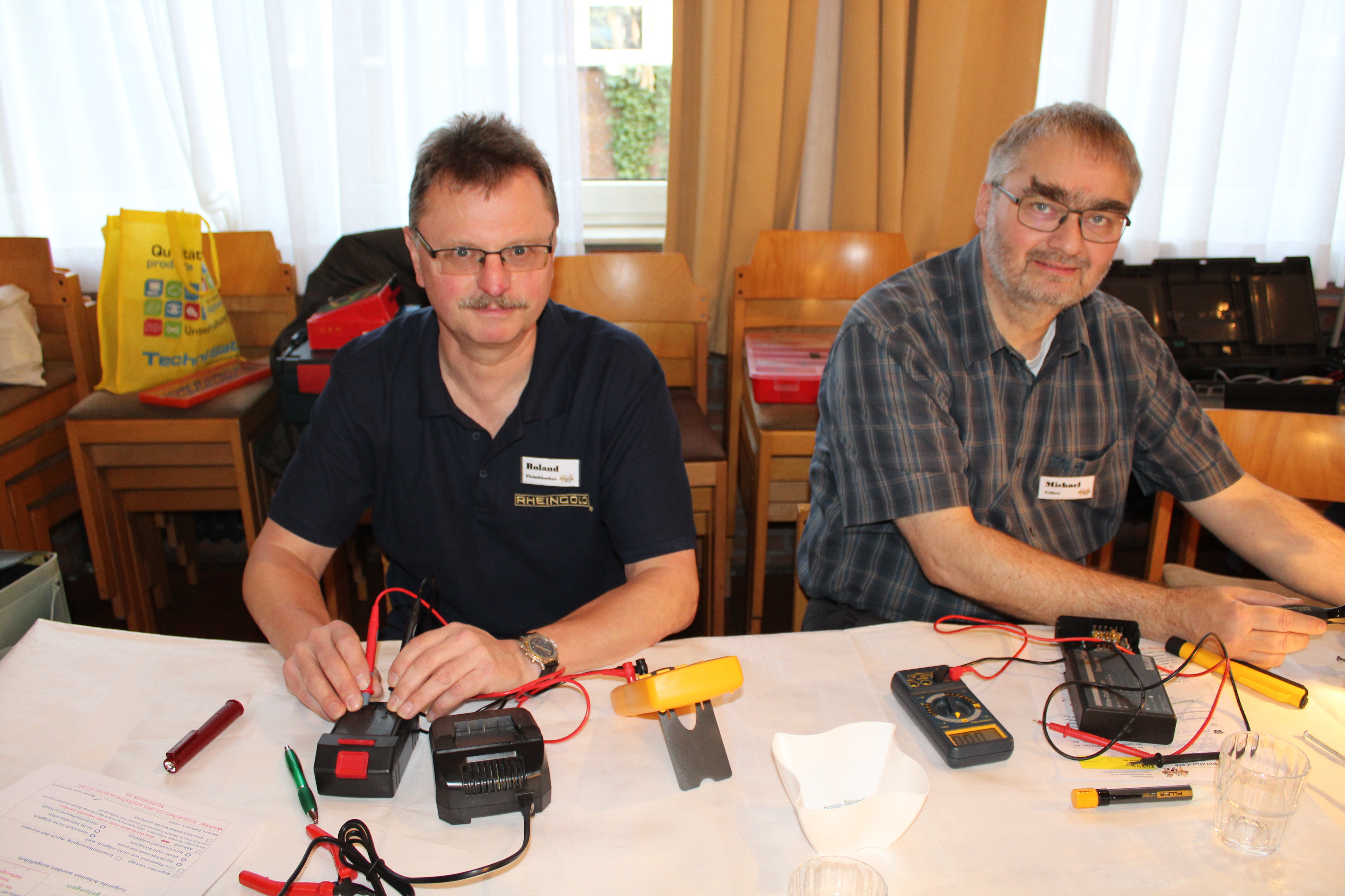 Roland Fleischhacker (li.) tüftelt an einem Netzgerät, Michael Velbert versucht den Verstärker von Ralf Wolf wieder „zum Leben zu erwecken“.