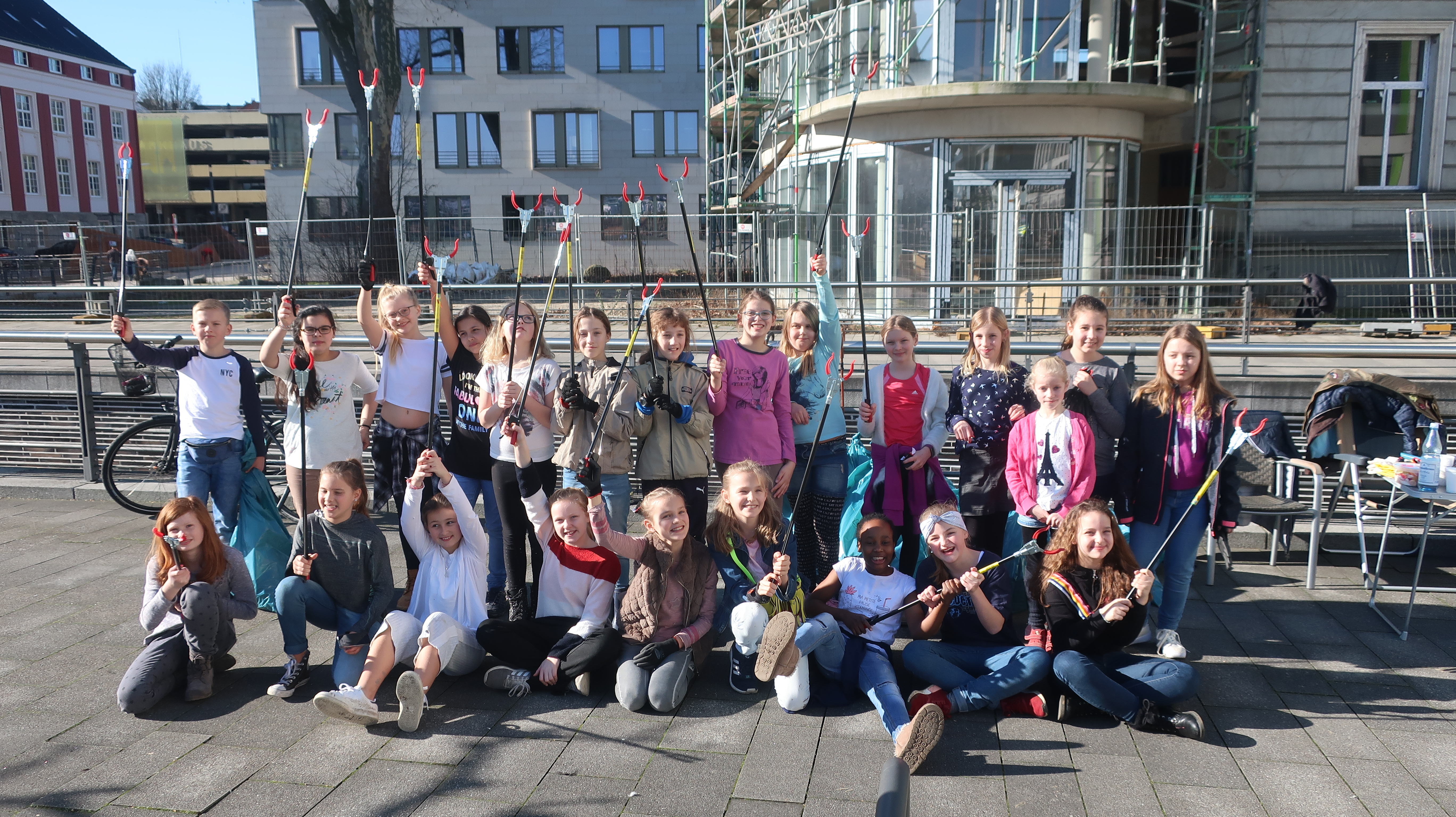 50 Kinder- und Jugendliche, die "Orcas" sammelten 15 Säcke Müll am Phoenix-See.