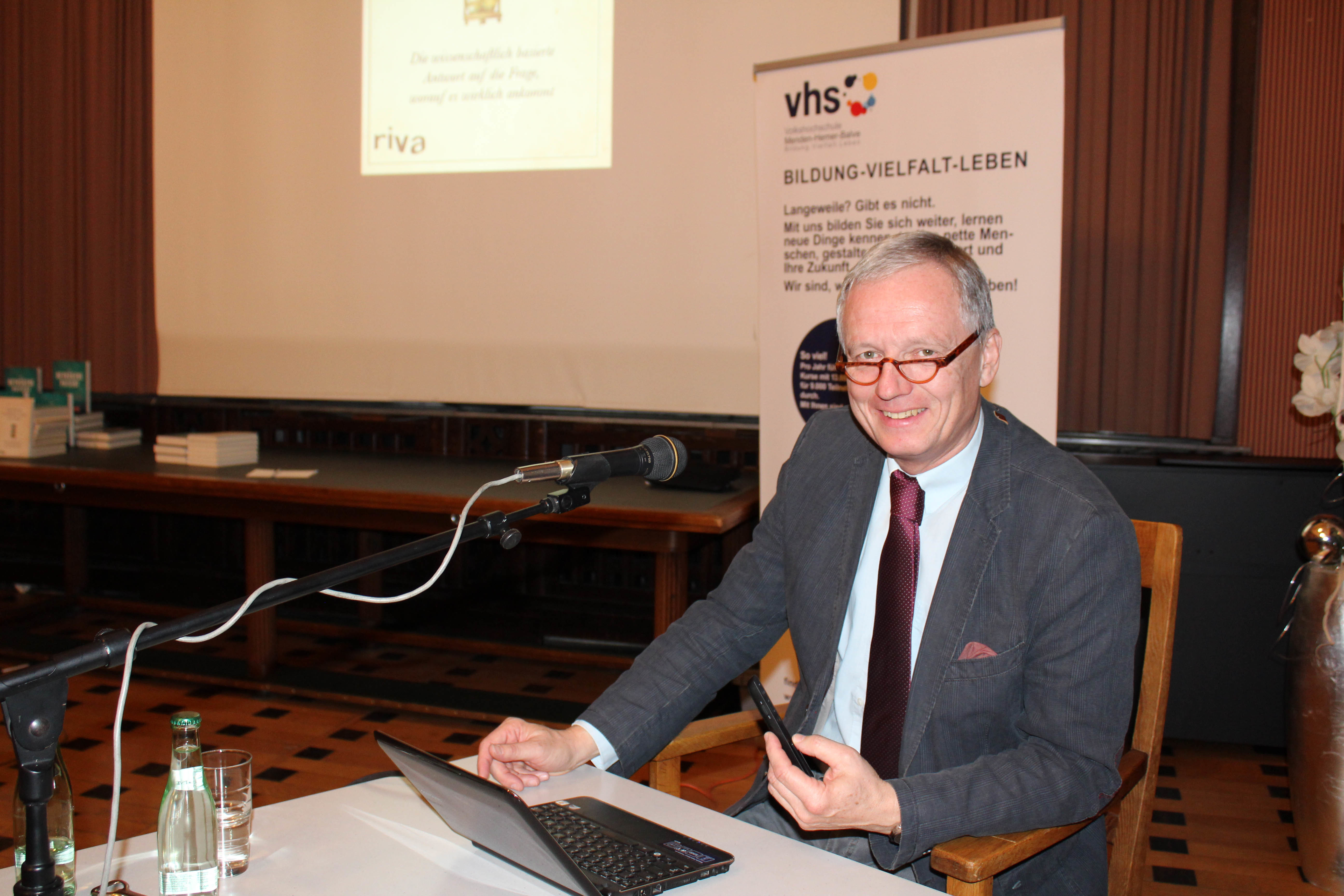 Bestseller-Autor Dr. med. Gerd Reuther war zu Gast bei der VHS in Menden.
