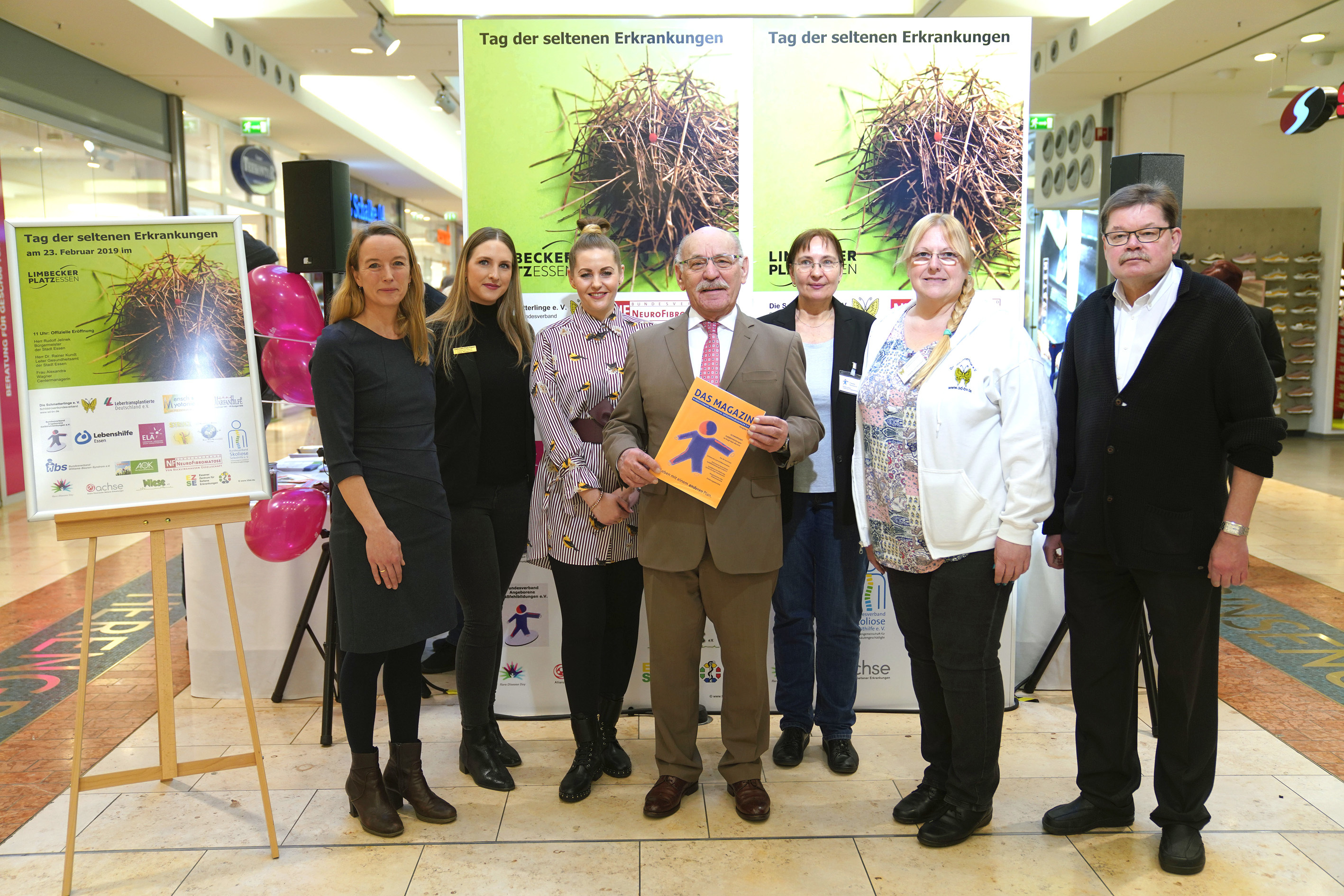 Bürgermeister Rudolf Jelinek besuchte den "Tag der seltenen Erkrankungen". V.l.n.r.: Dr. Corinna Grasemann (EZSE), Laura Bendisch (Center Management), Alexandra Wagner (Center Management), Bürgermeister Rudolf Jelinek, Claudia Hautkappe (Organisationteam), Kirsten Wosniack (Organisationteam) und Dr. Rainer Kundt (Gesundheitsamt).