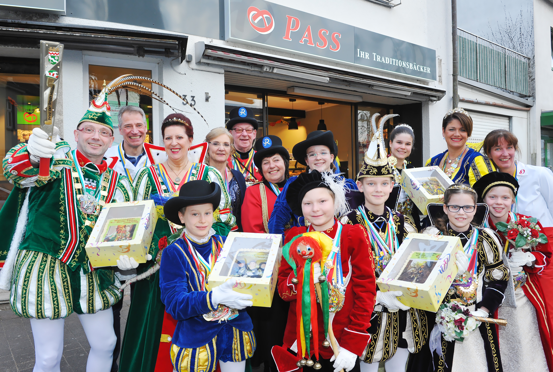 Die Prinzenpaare und Kinder-Tollitäten aus Langenfeld und Hilden sowie das Langenfelder Traditionspaar erhielten ihren närrischen Einsatz in der Session eine große Torte mit ihrem Konterfei.