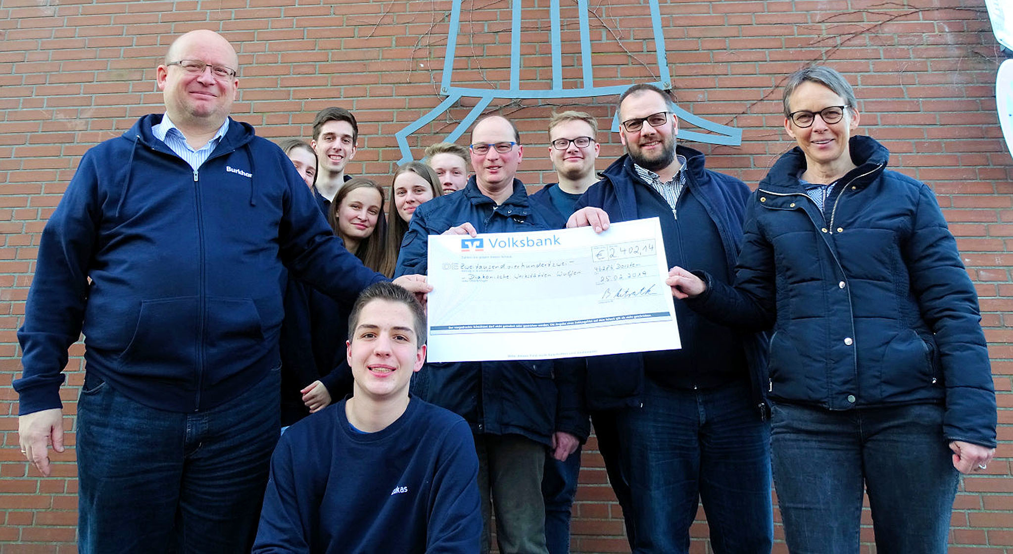 Eine Spende von über 2.400 Euro wurde jetzt in Lembeck an die Wulfener Werkstätten für Menschen mit Behinderungen übergeben.