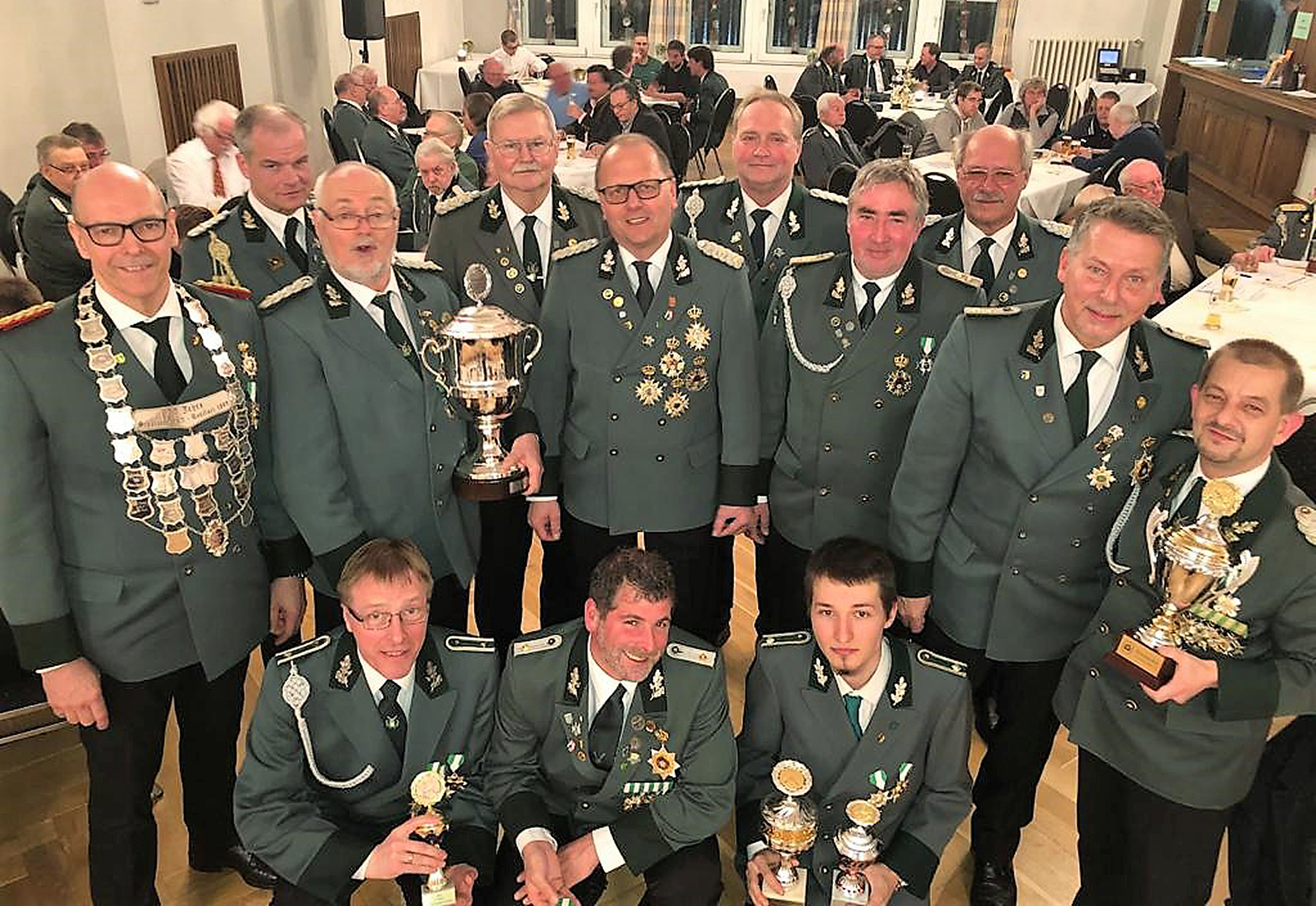 Auch Auszeichnungen sowie Beförderungen standen auf der Tagesordnung bei der Mitgliederversammlung des Schützenvereins Rentfort. Unser Foto zeigt die erfolgreichsten Schützen des Jahres 2018 gemeinsam mit ihrem alten und neuen Vereinsvorsitzenden Christoph Schwan (stehend, Mitte).