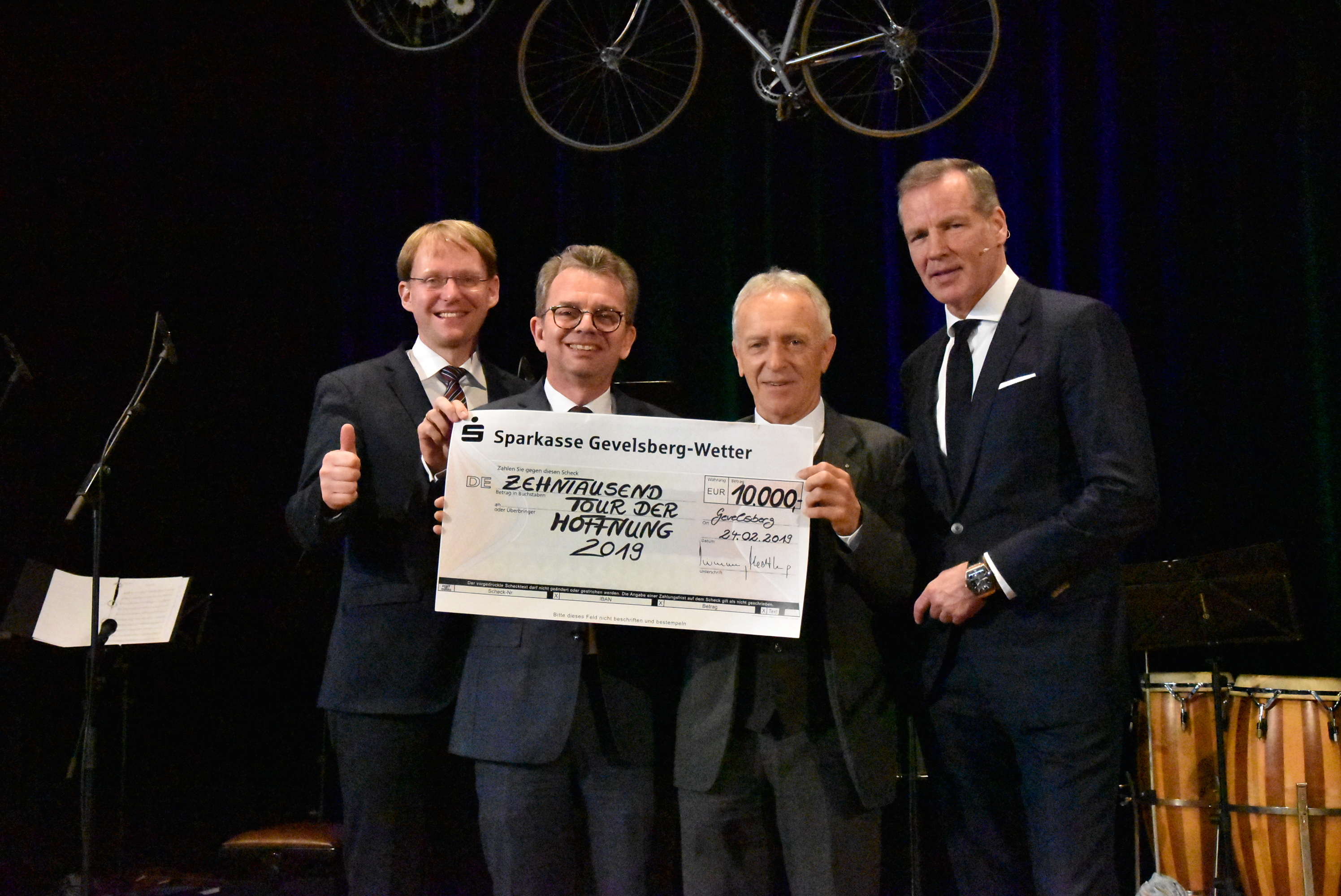 Ein gewichtiger Startschuss: Sparkassen-Chef Thomas Biermann (2.v.li.) hatte einen Scheck über 10.000 Euro für die Tour der Hoffnung im Gepäck: Dieser wurde im Beisein von Bürgermeister Claus Jacobi und Henry Maske an Klaus-Peter Thaler (2.v.re.) übergeben.Fotos: Britta Kruse